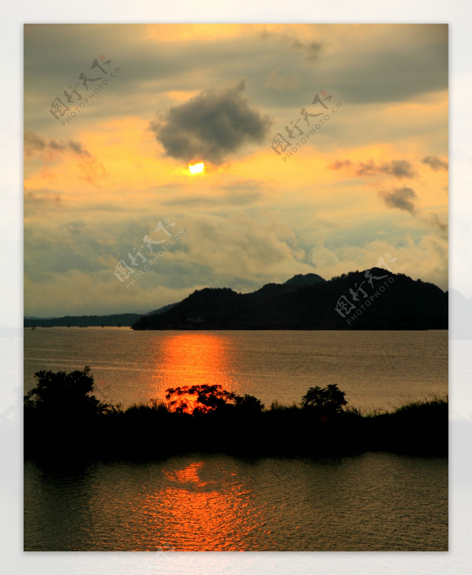 夕阳下的湖图片