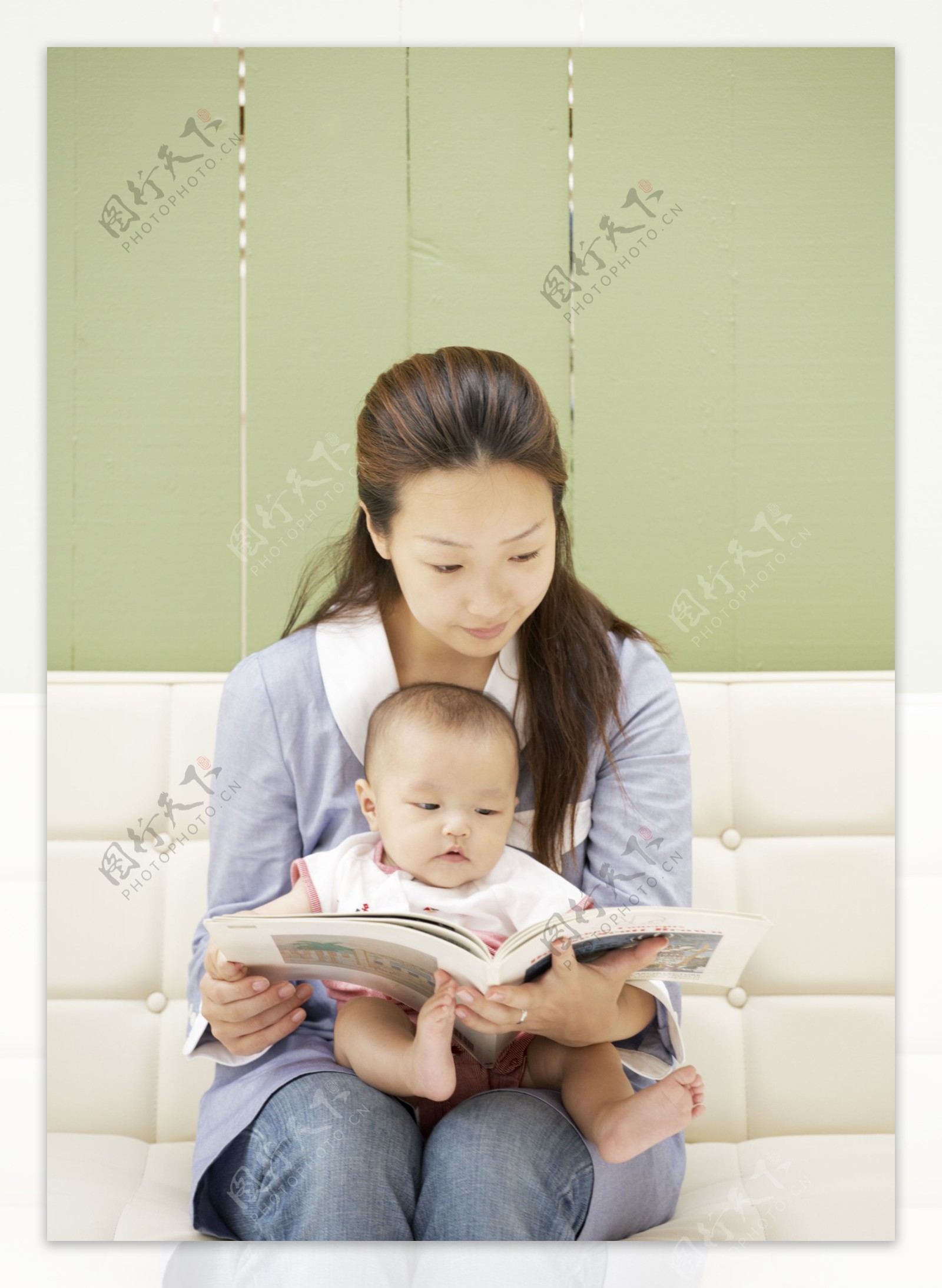 看书的小宝宝和妈妈图片