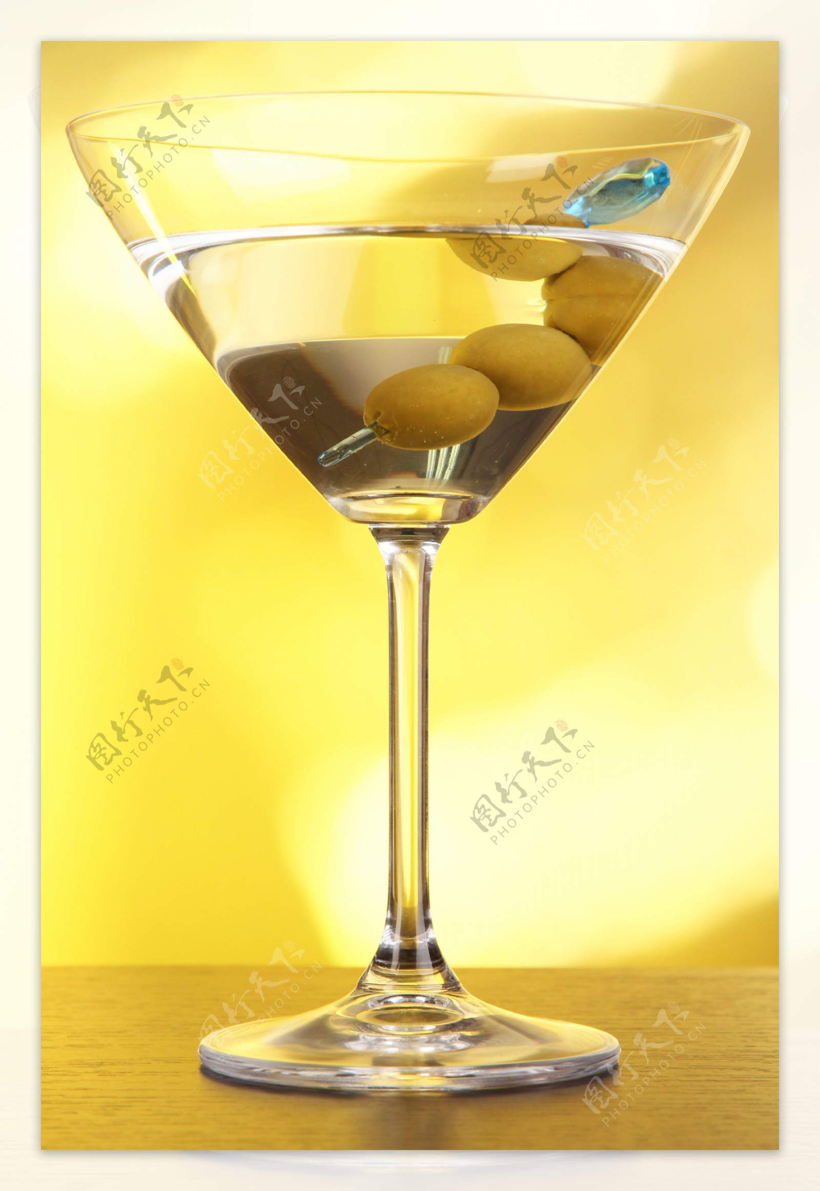 玻璃杯橄榄鸡尾酒摄影图片