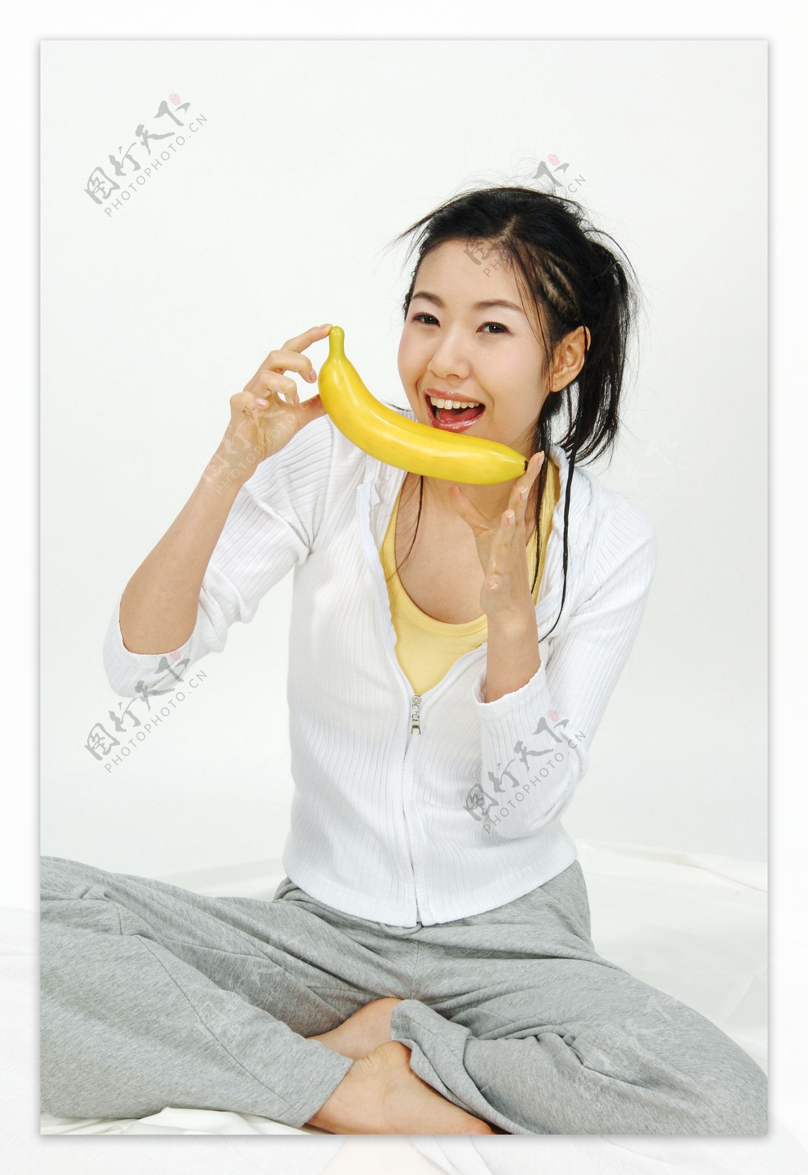 准备吃香蕉的少女图片