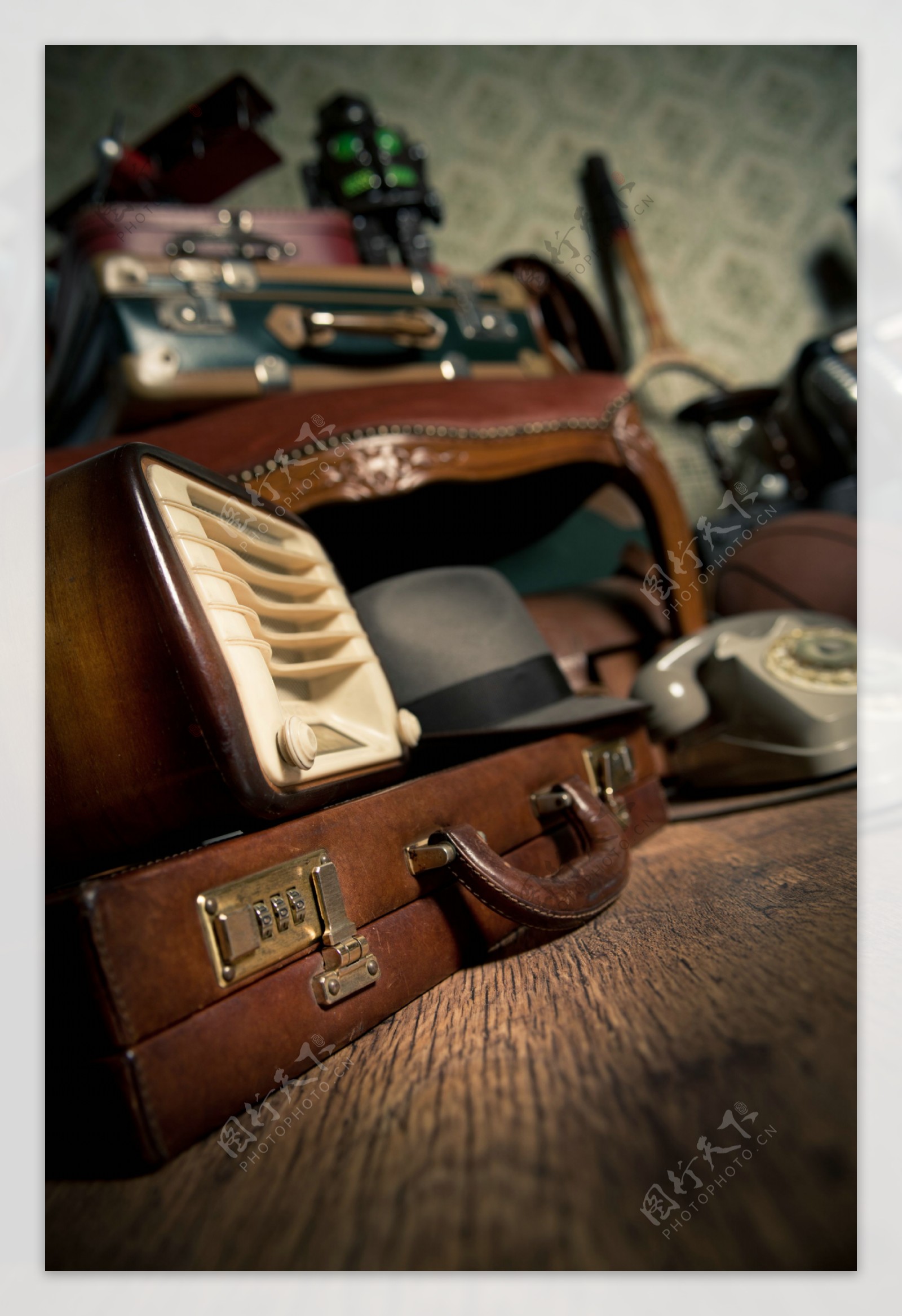 老式收音机与行李箱图片