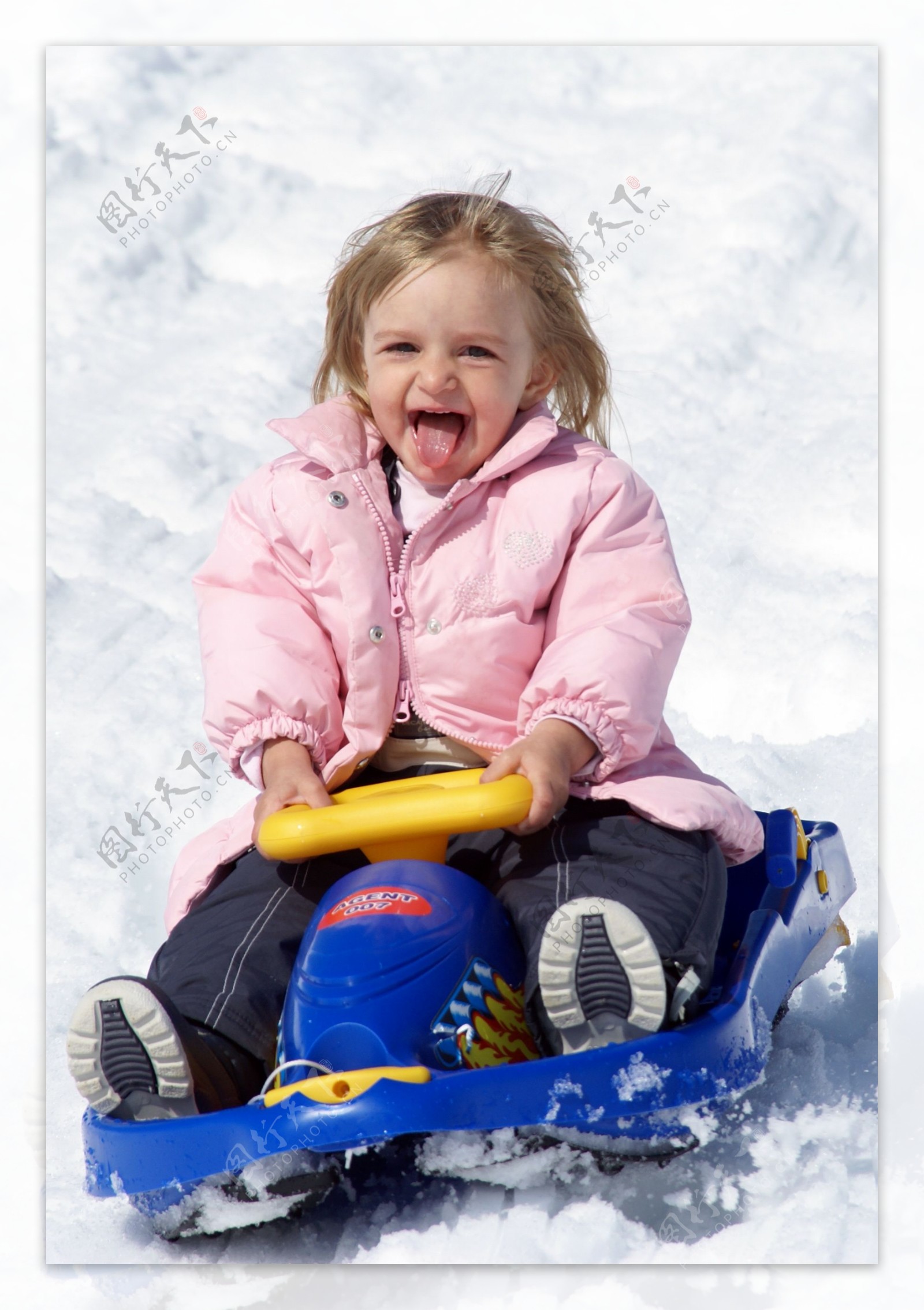 雪地开心开小车的小女孩图片