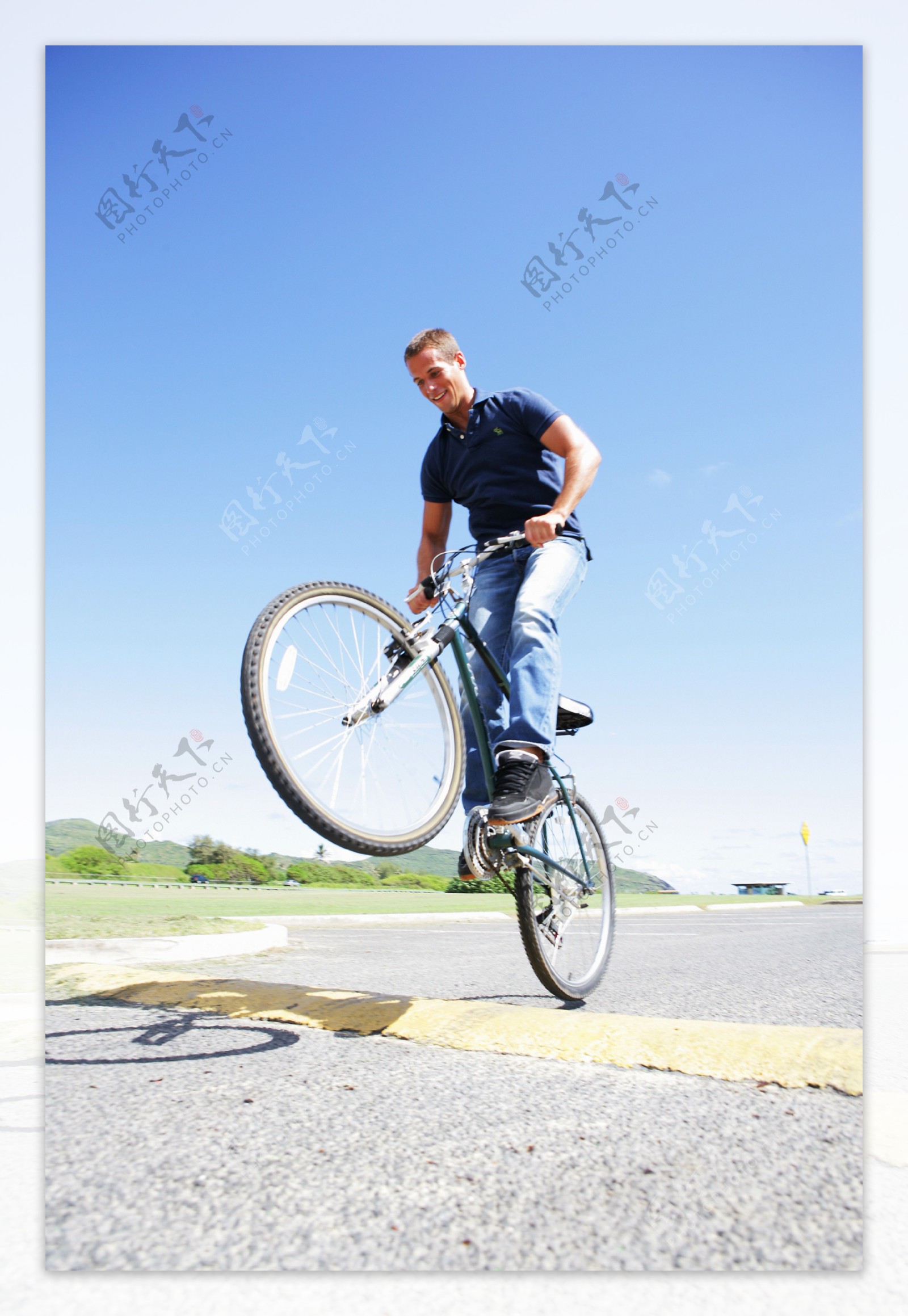 骑单车的男人图片
