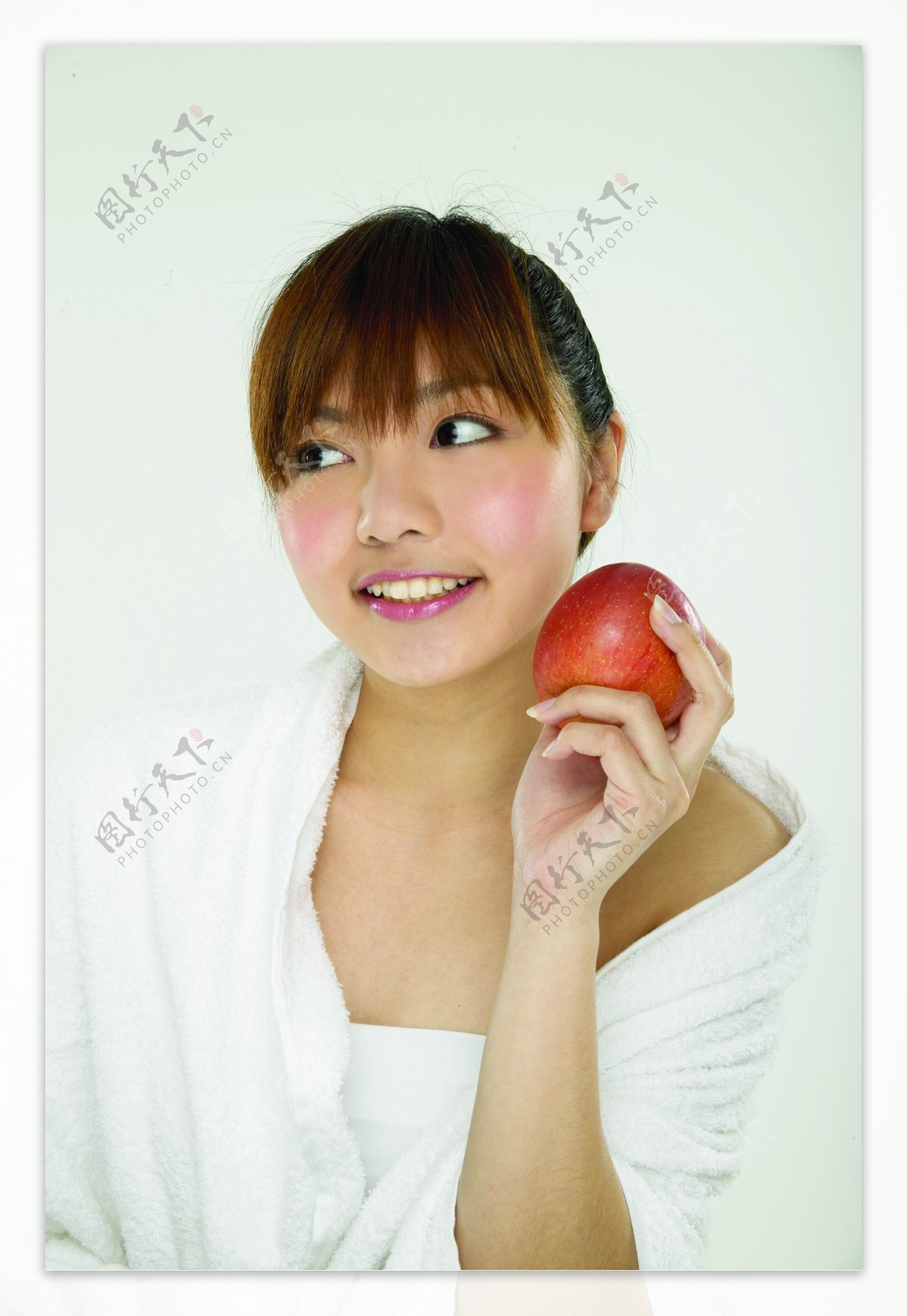 手拿苹果的健康美女图片