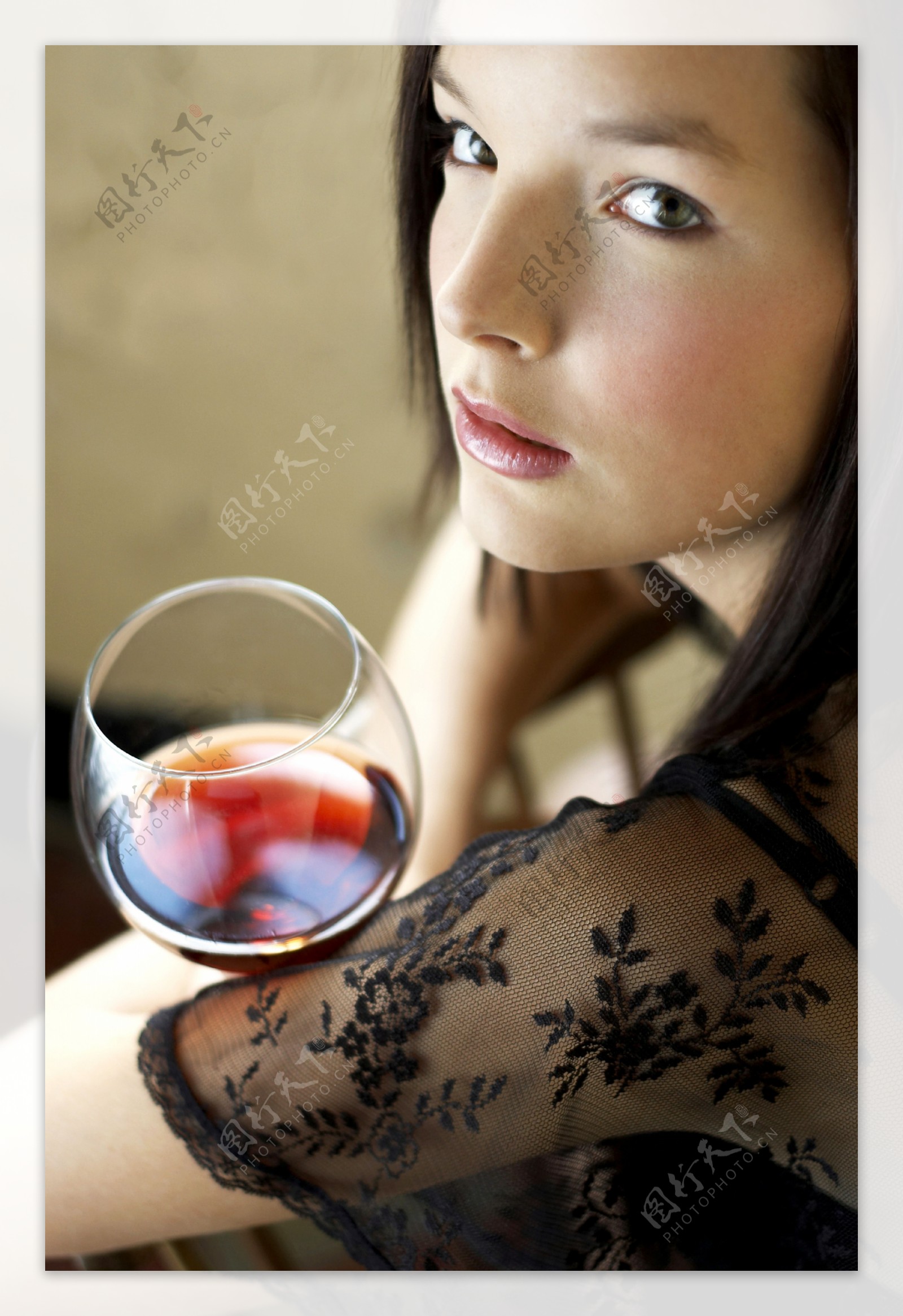红酒与美女图片