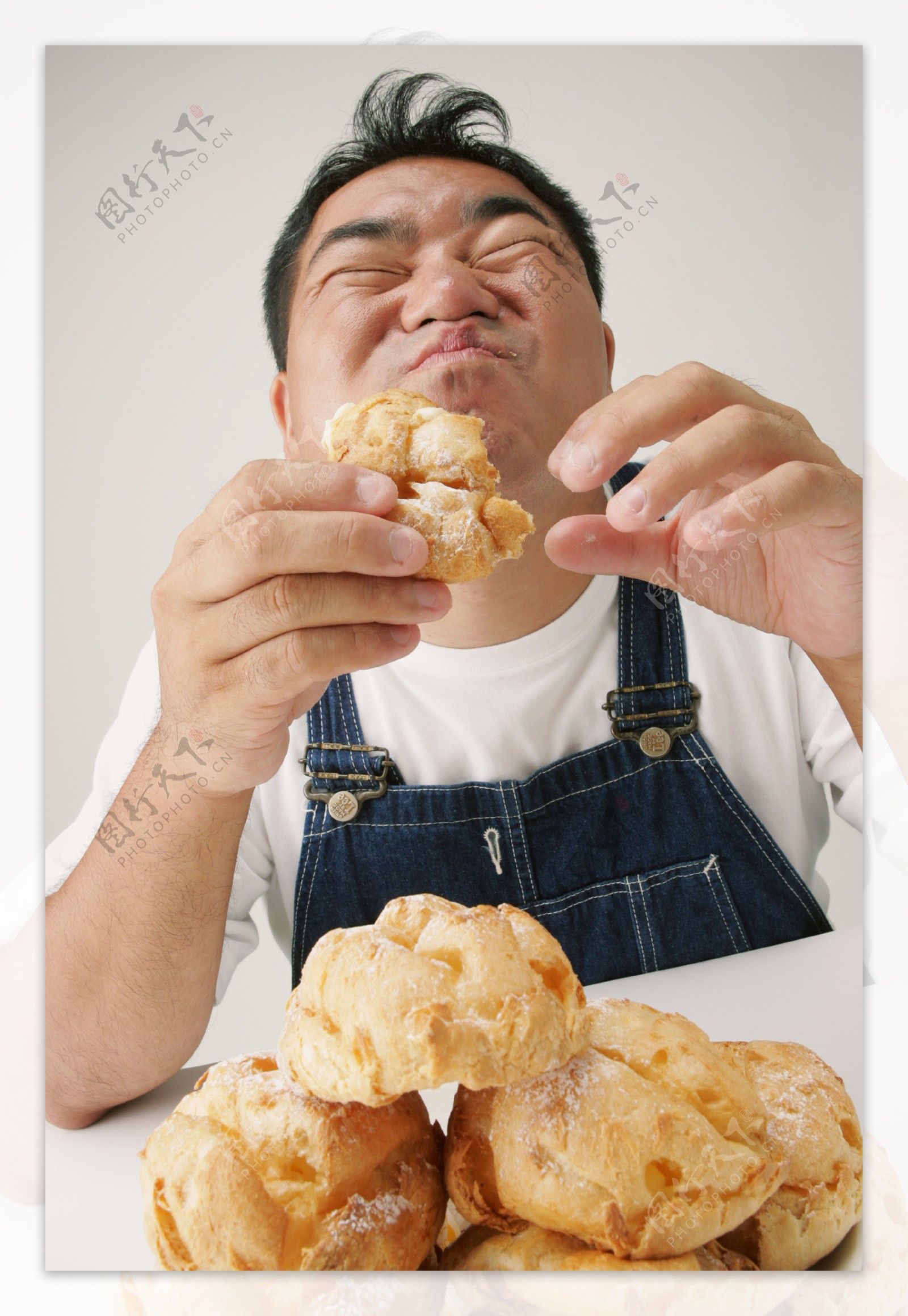 享受美味面包的男人图片