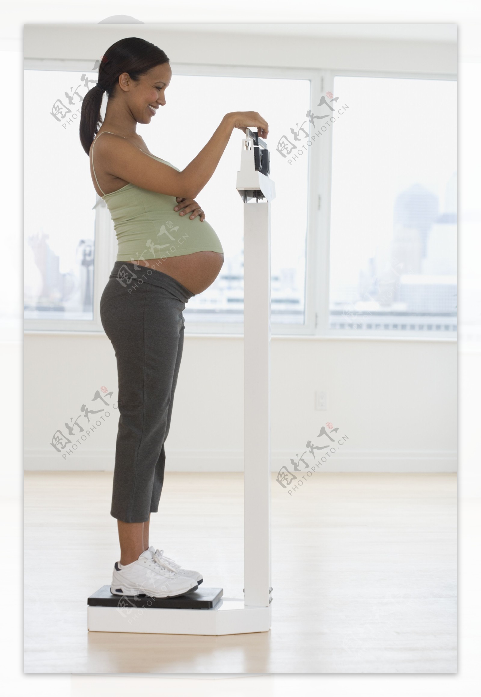称体重的孕妇图片