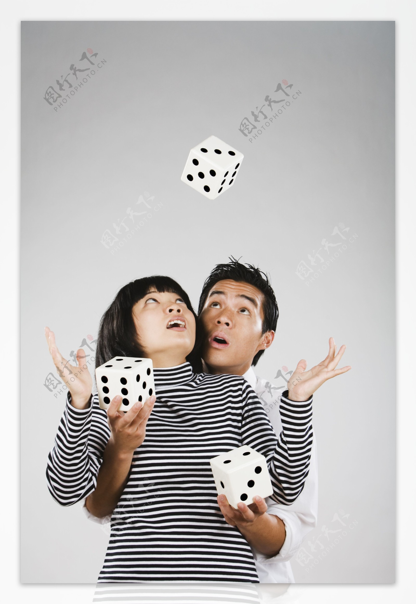玩骰子的情侣图片