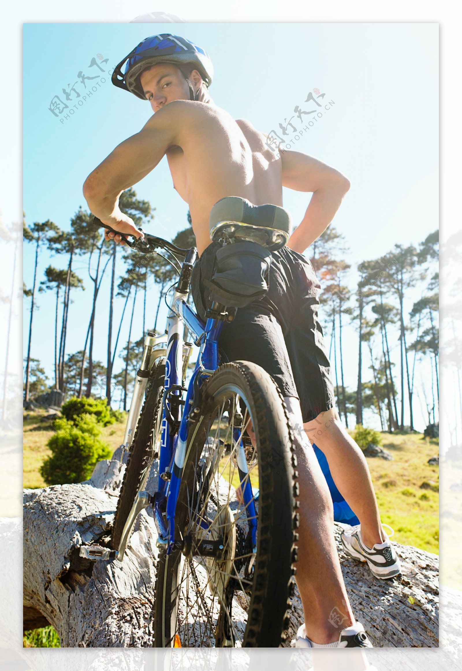 骑山地自行车的外国男性图片