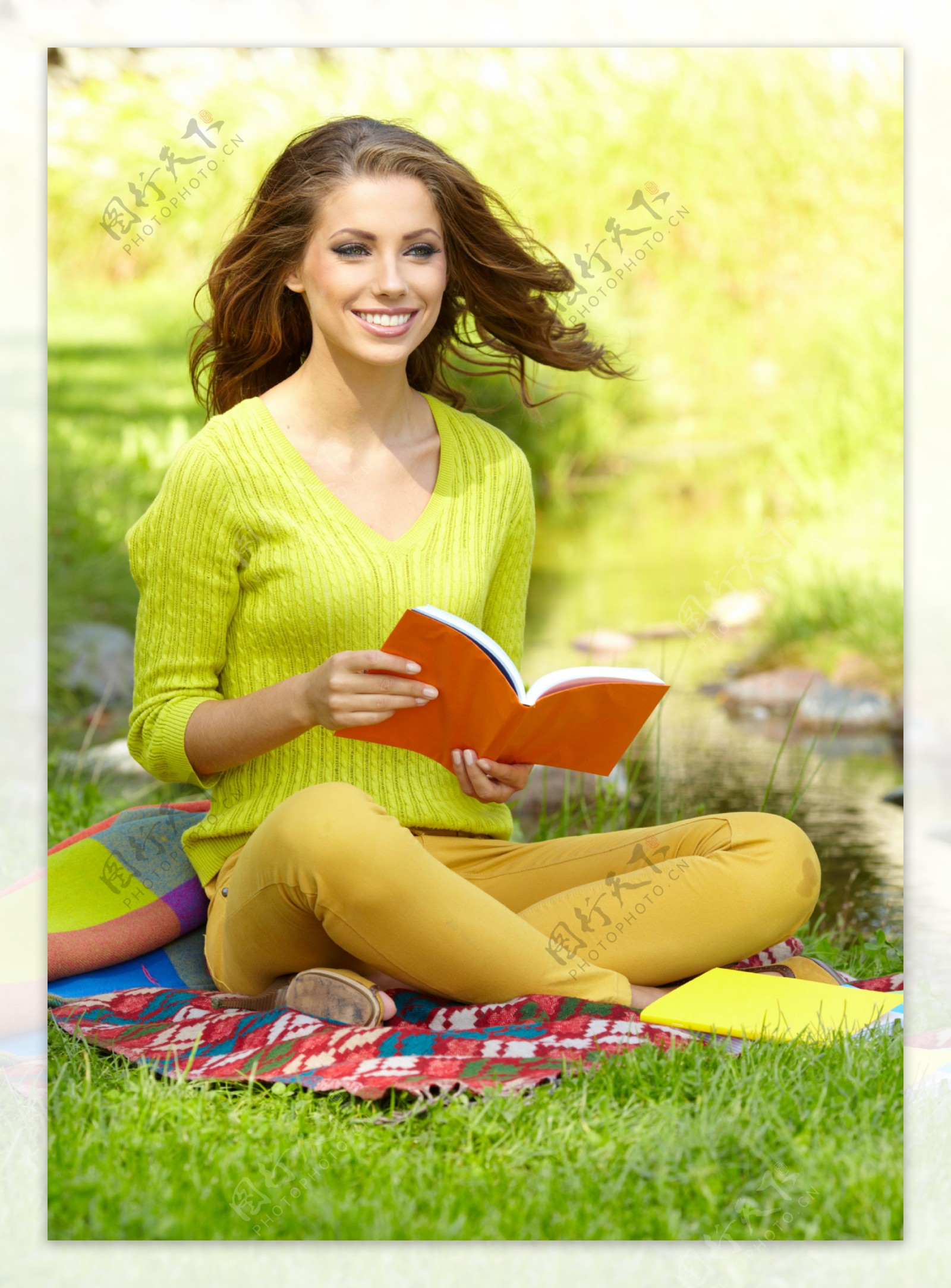 坐在地上看书的外国美女图片