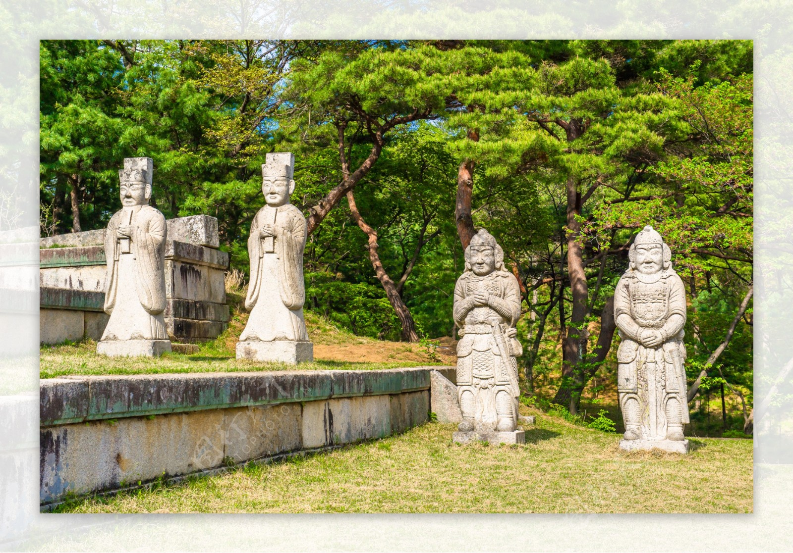 朝鲜公园里的雕像图片
