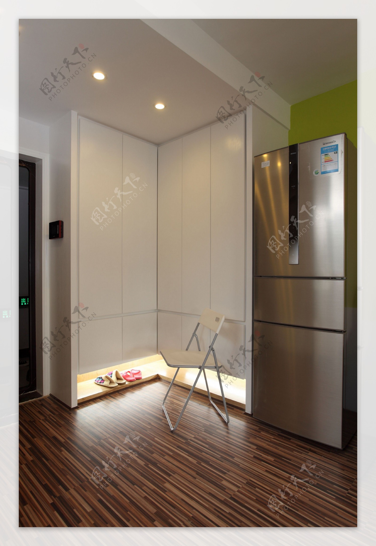现代简约室内冰箱背景墙设计图