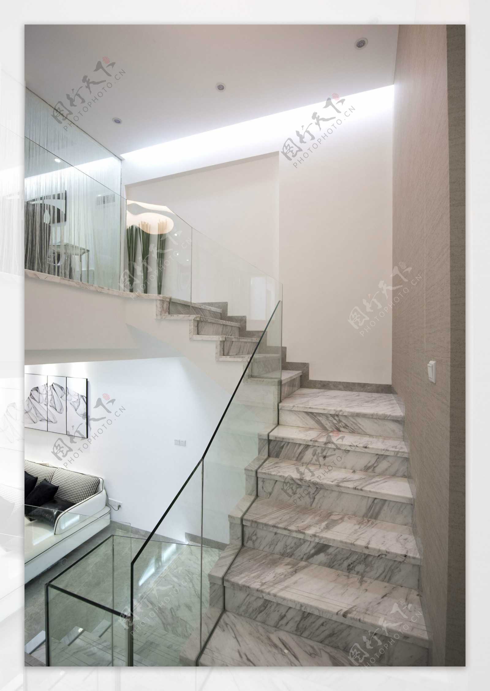 现代别墅白色系楼梯间装修效果图