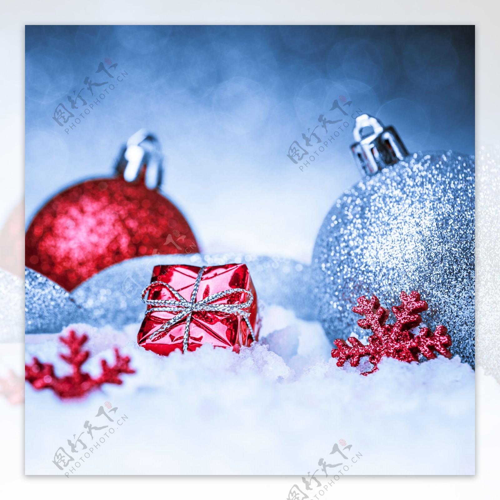 雪地上的圣诞球与礼物图片