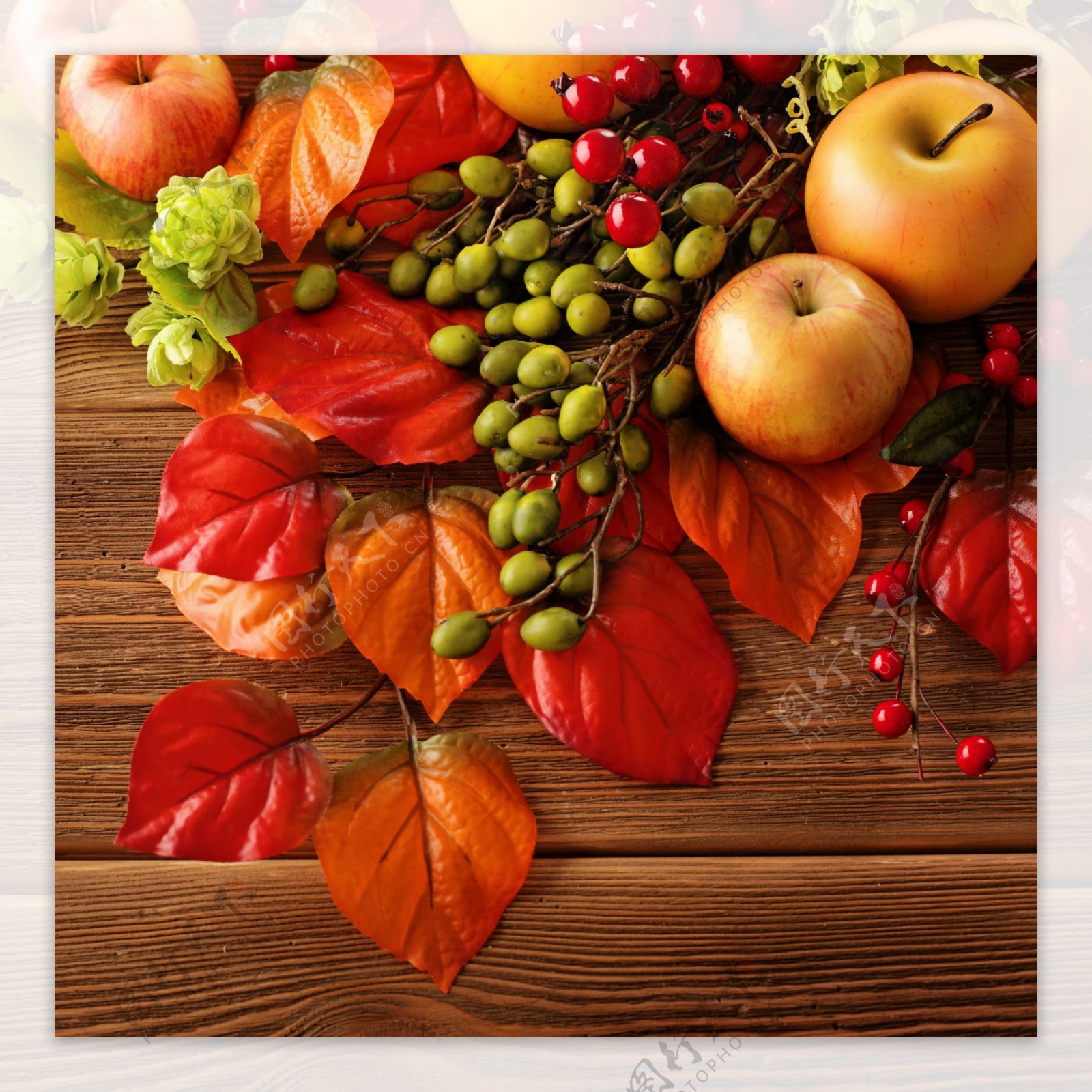 木板上的秋天水果图片