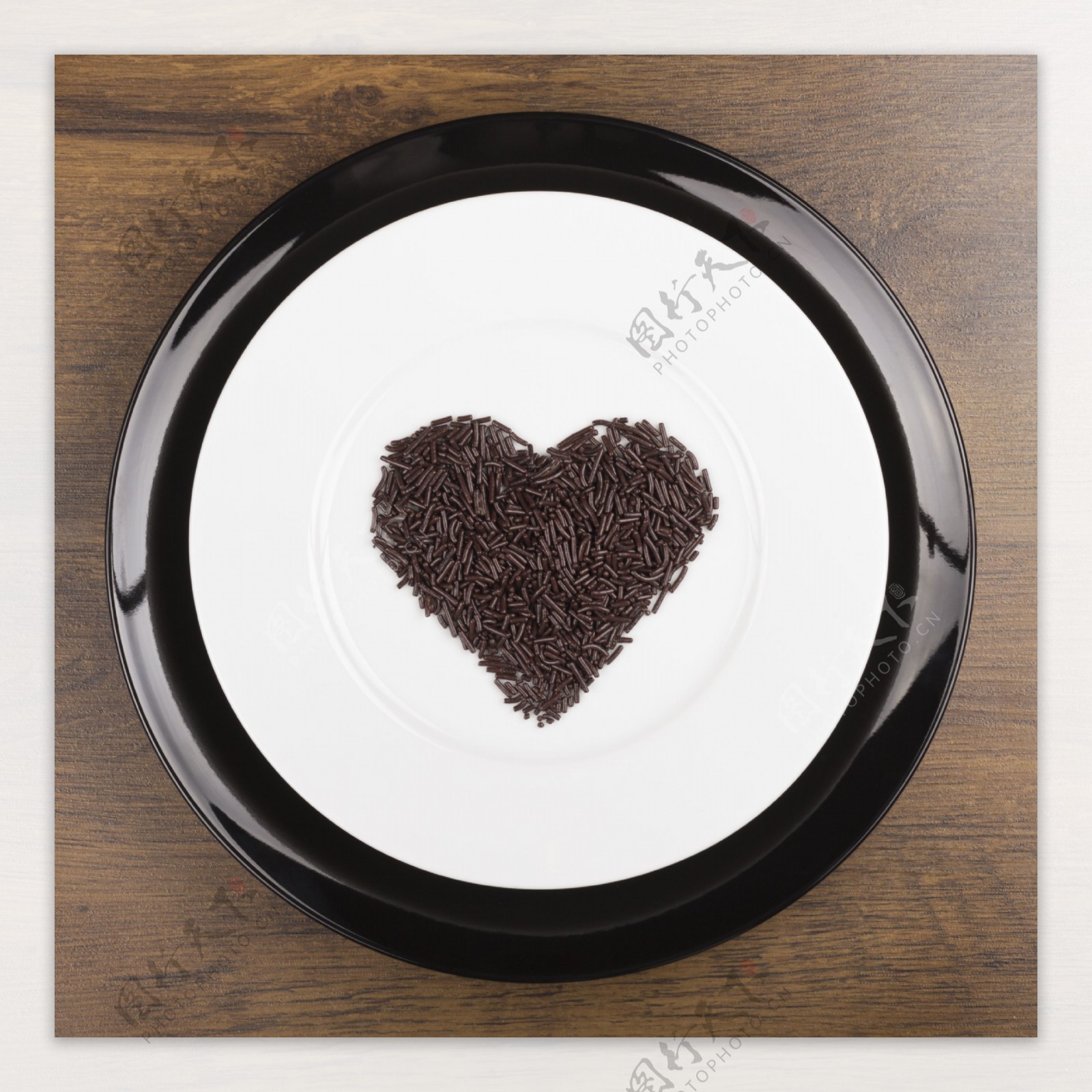 盘子里的心形巧克力图片素材
