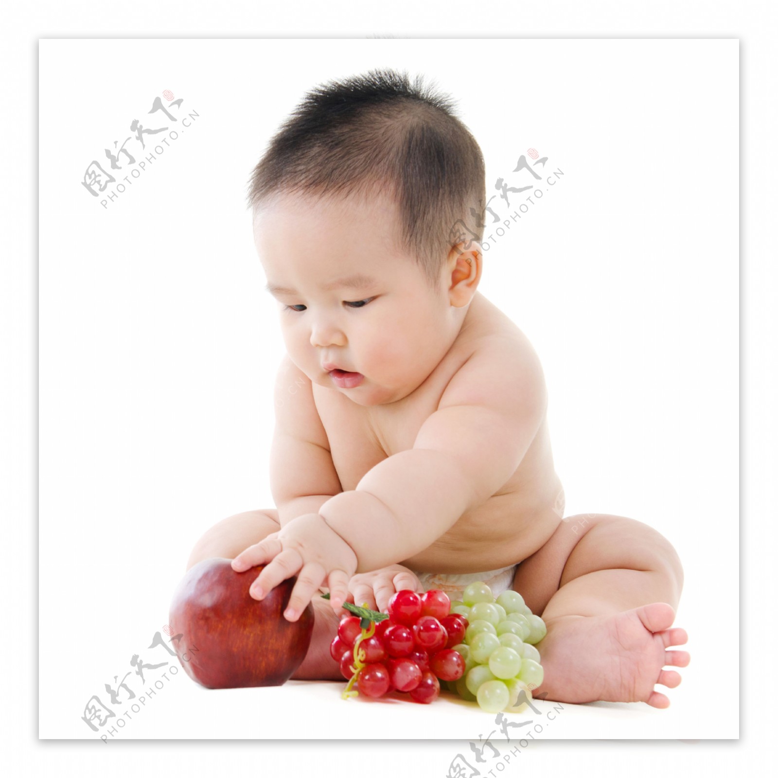 在拿水果的婴儿图片