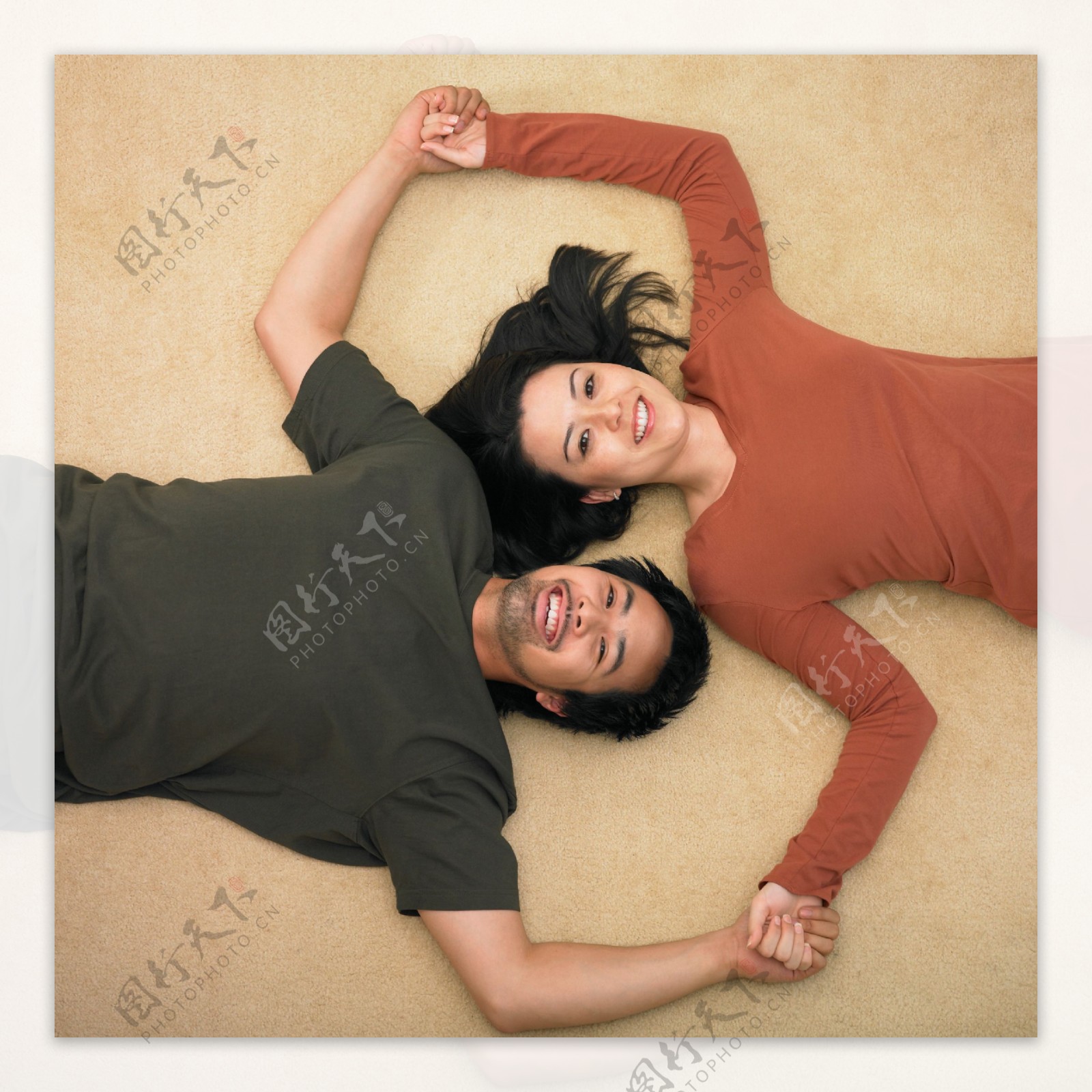 一起躺在地上的情侣图片