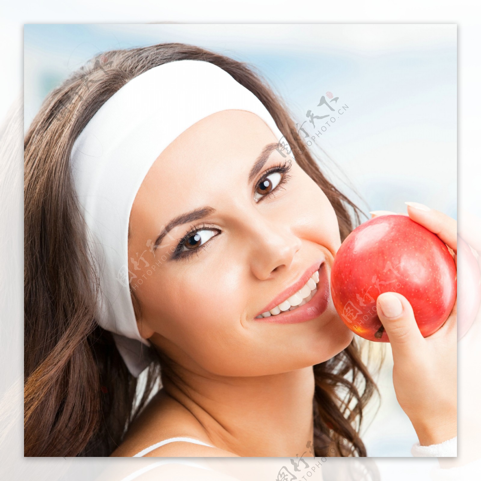 手拿苹果的健身女性图片