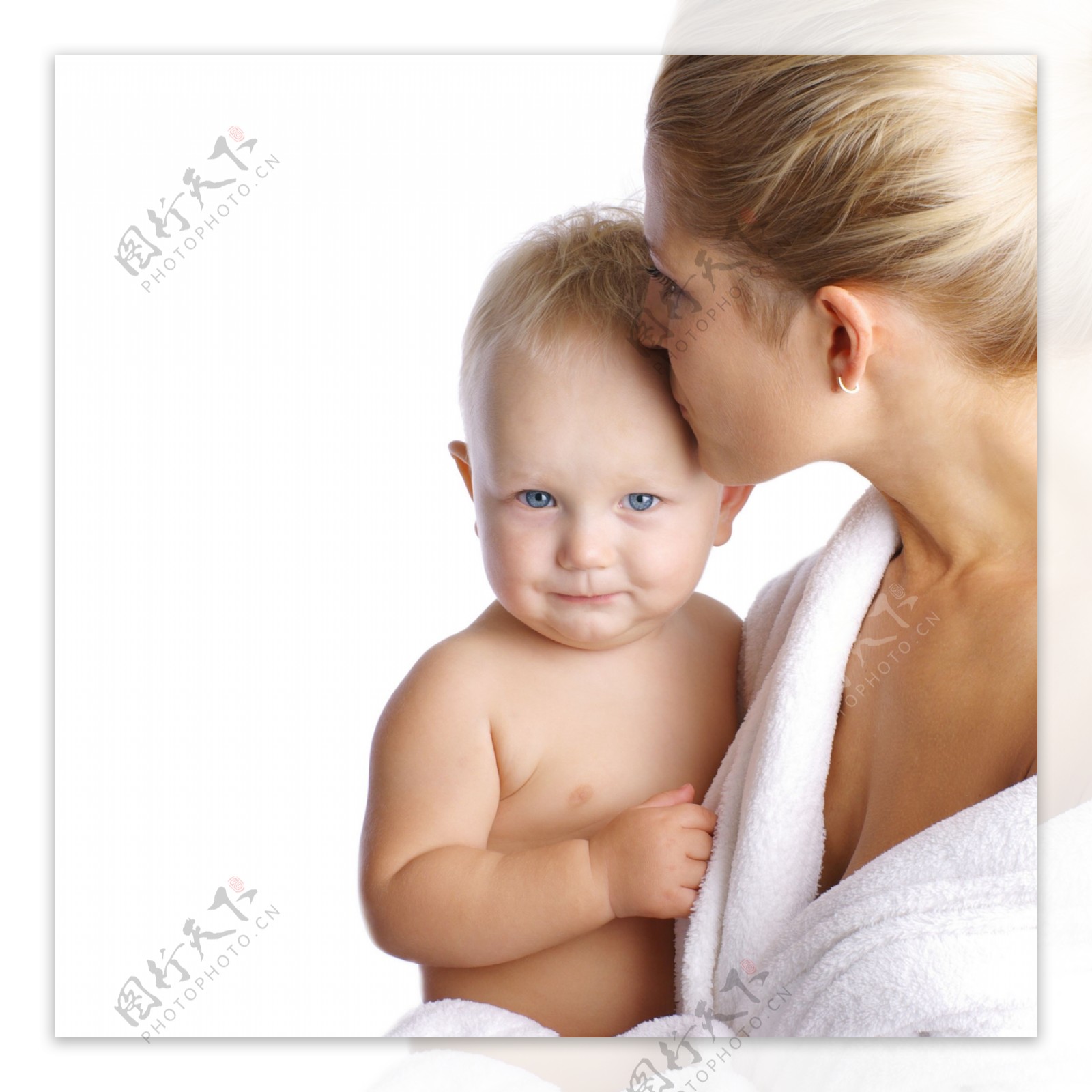 刚洗完澡穿着浴袍的外国妈妈和宝宝图片