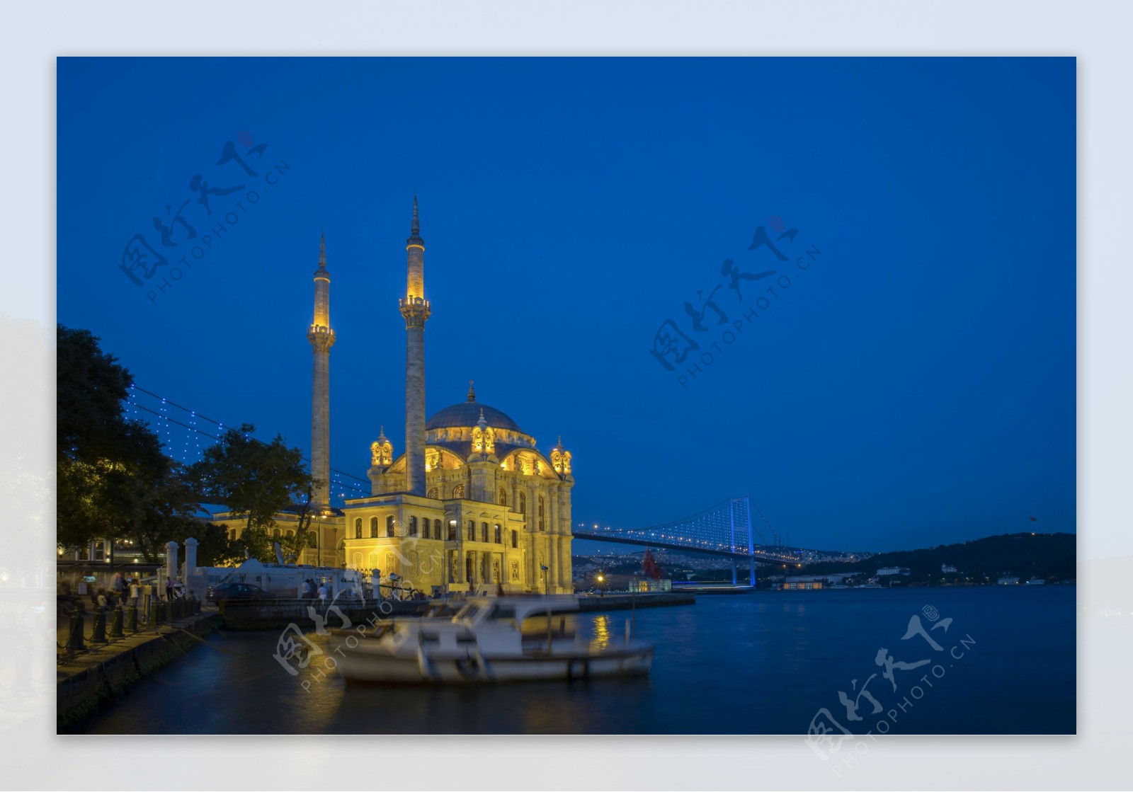 蓝天下的清真寺图片