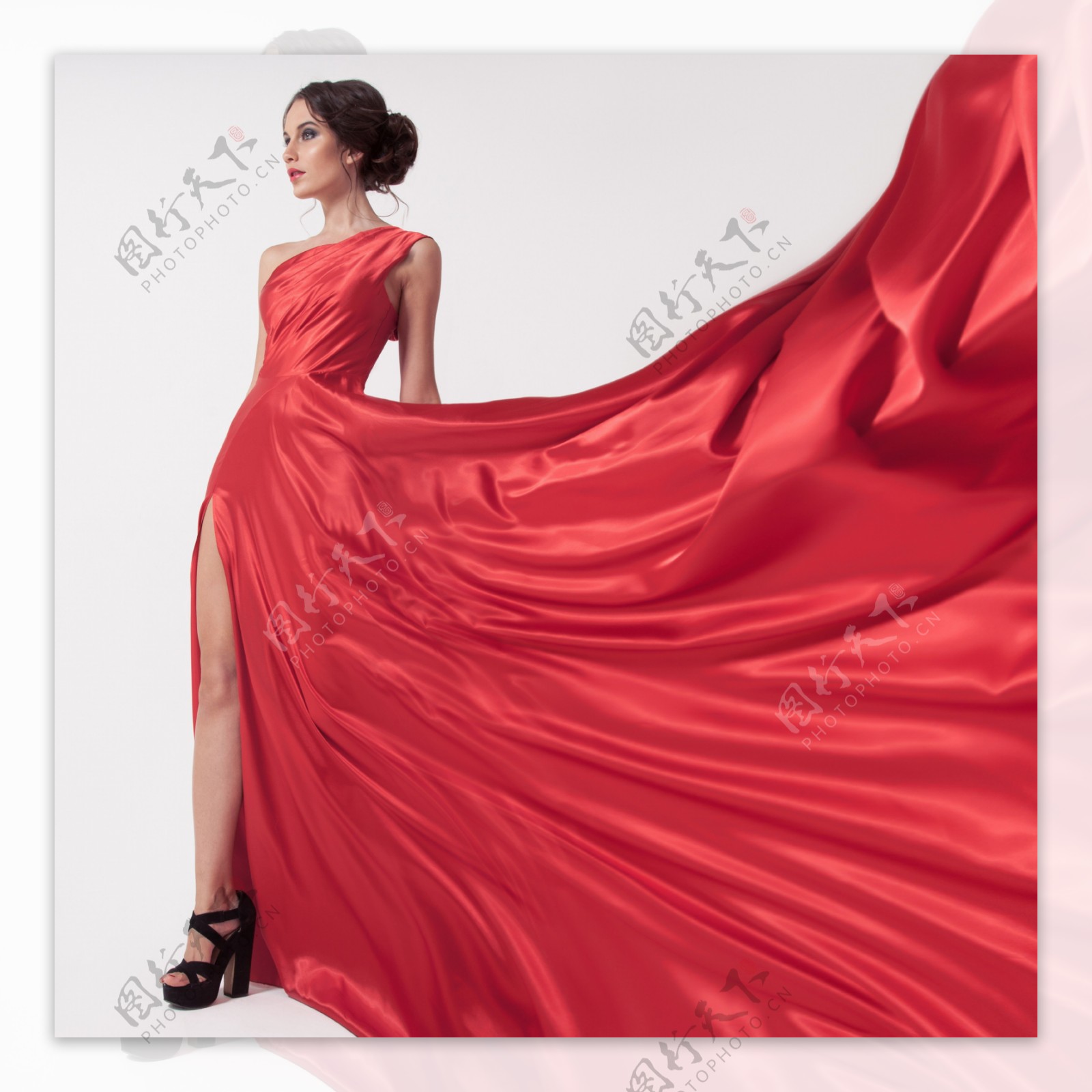 红色礼服美女写真图片