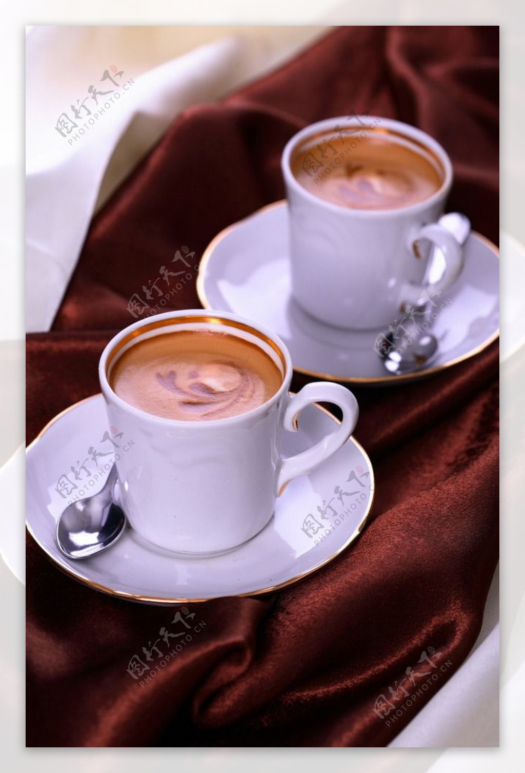 红丝绸与咖啡图片