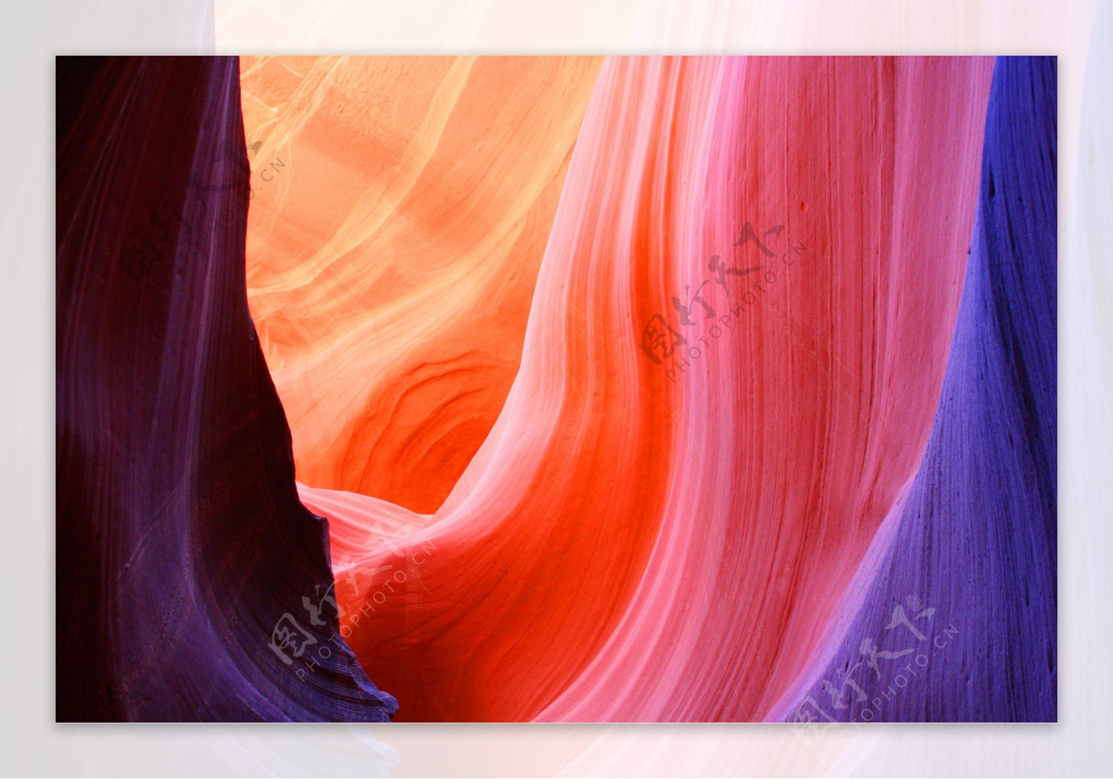 彩色山洞背景图片
