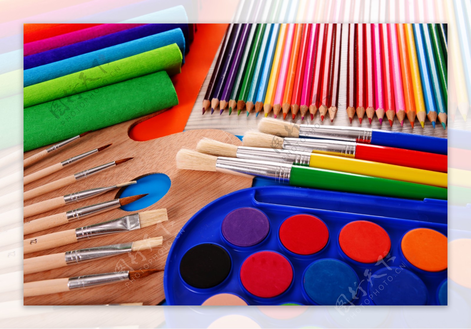 笔刷与颜料和彩色笔