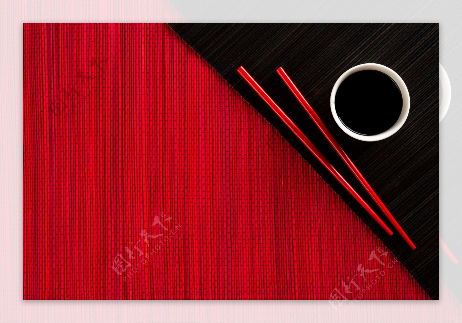 筷子与调味碟图片