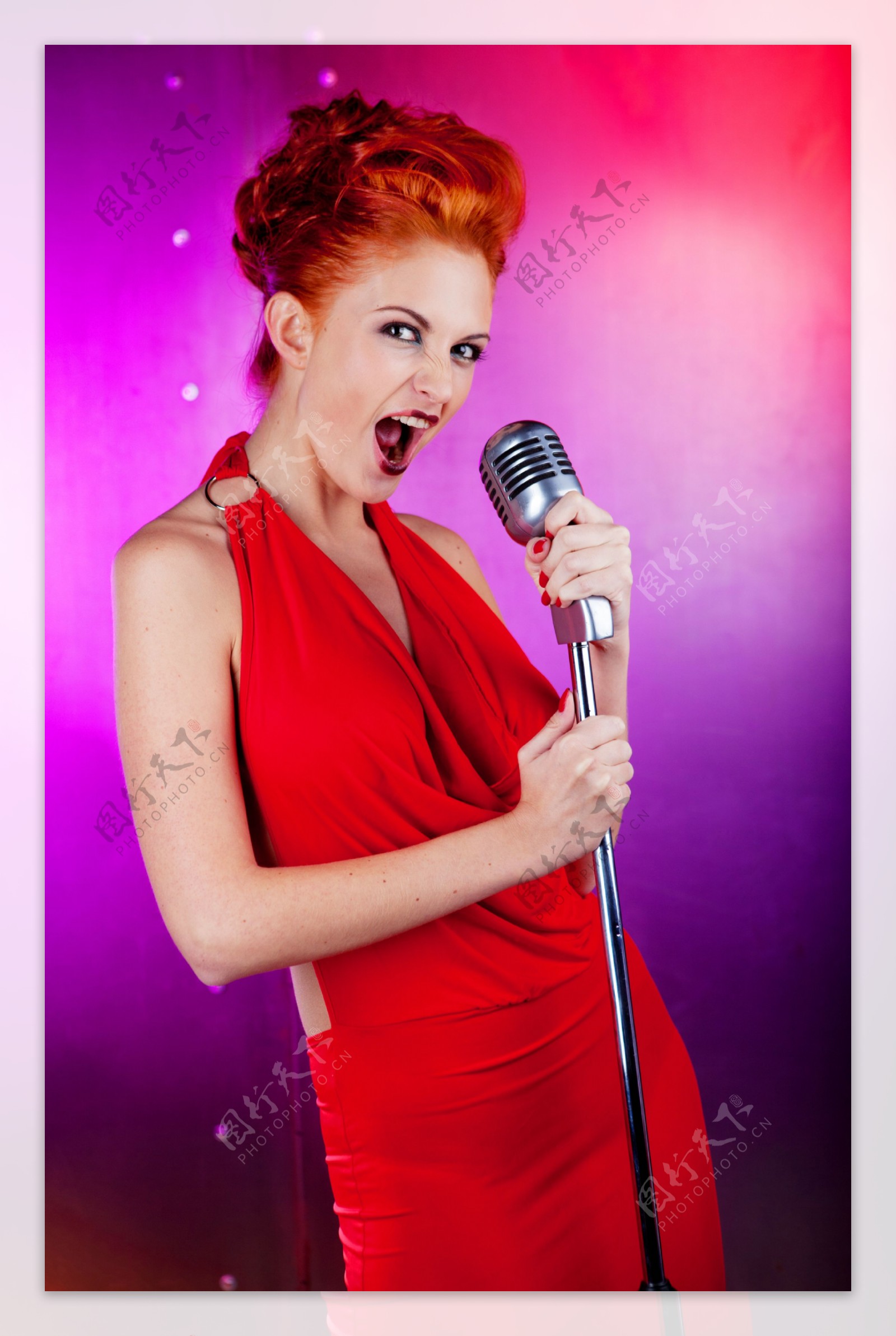 唱歌的红衣美女图片