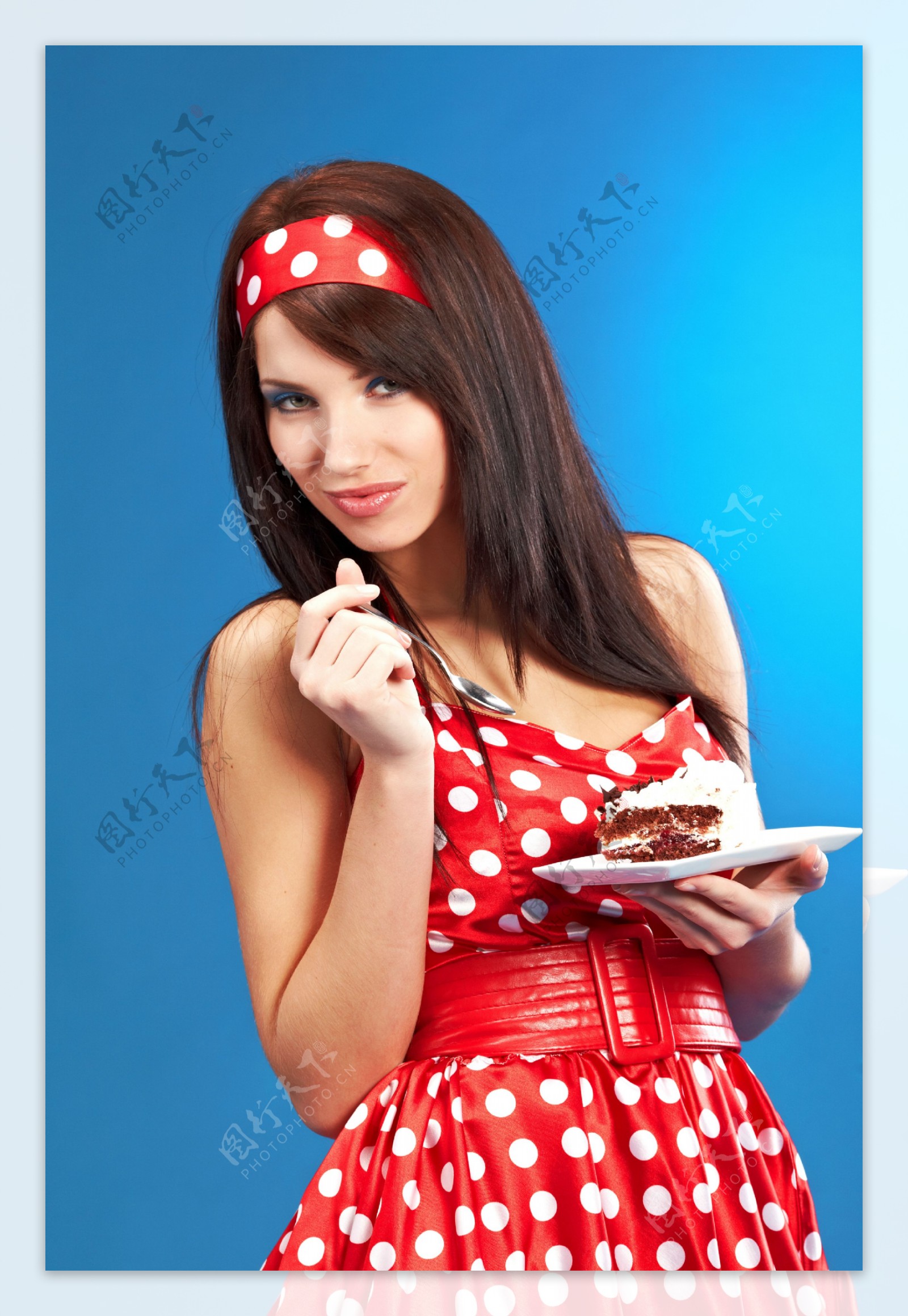 正在吃蛋糕微笑的性感美女图片