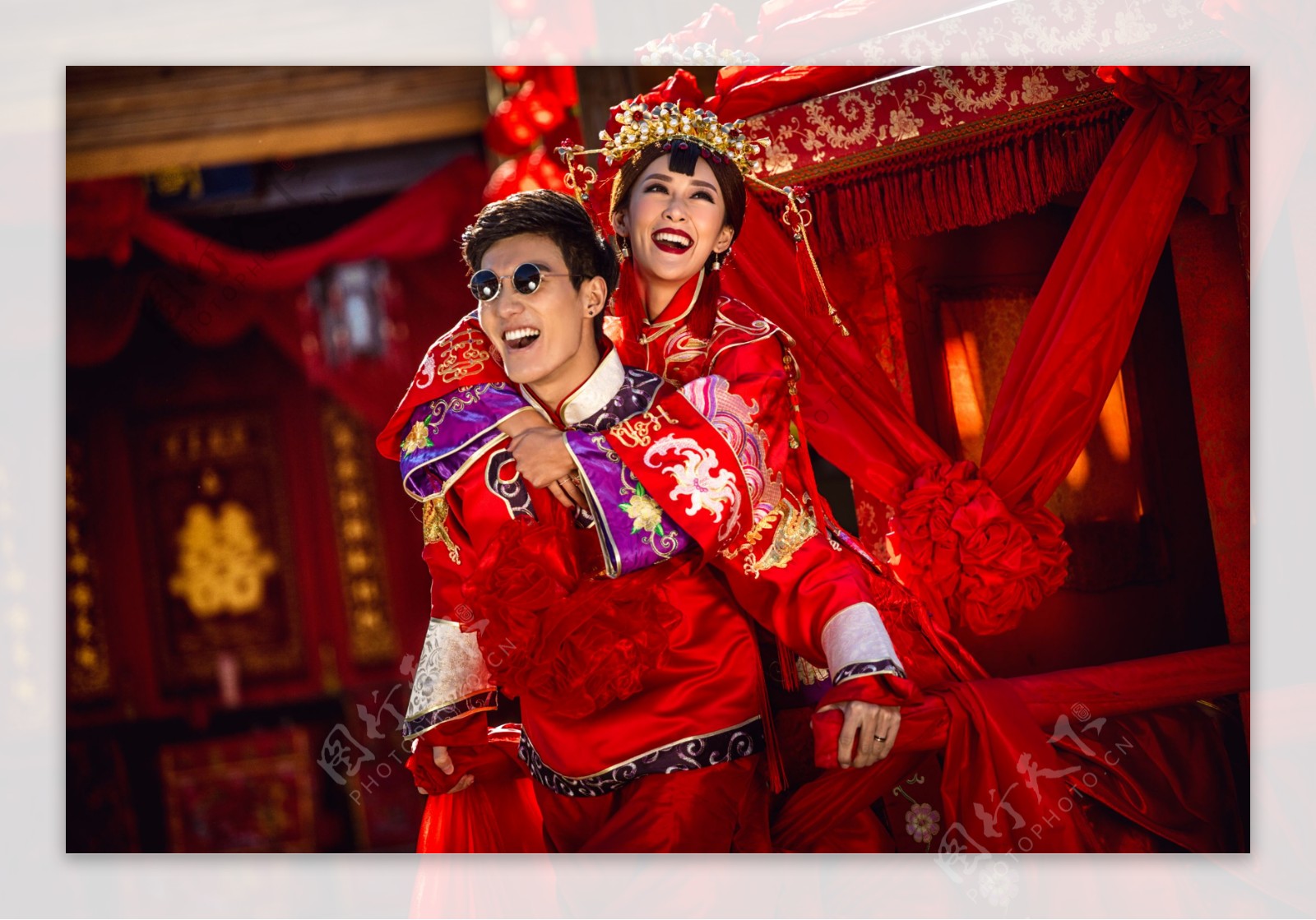 中式新郎背新娘婚纱摄影图片