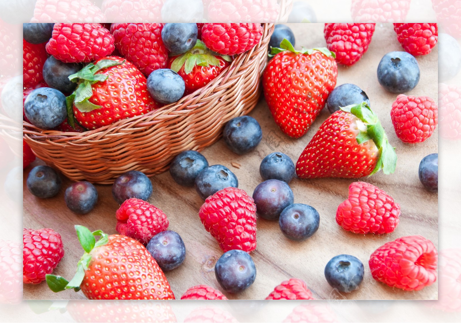 草莓与蓝莓桑葚