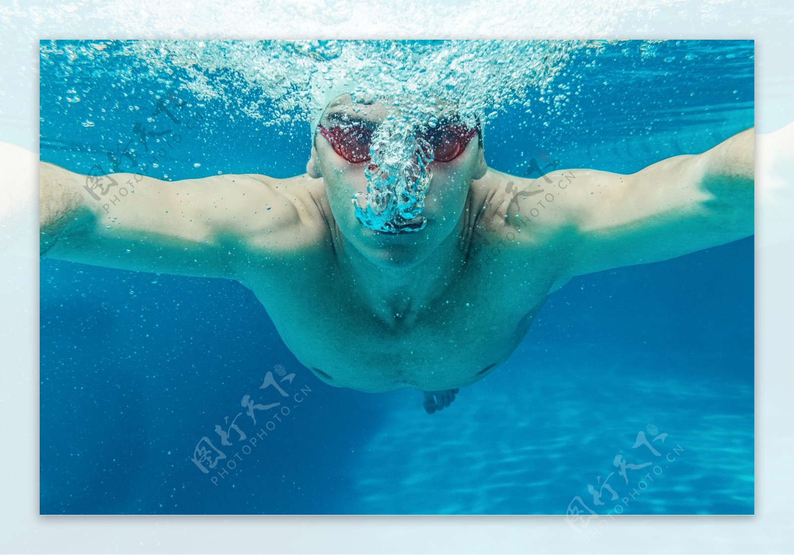 吐泡泡的游泳运动员图片