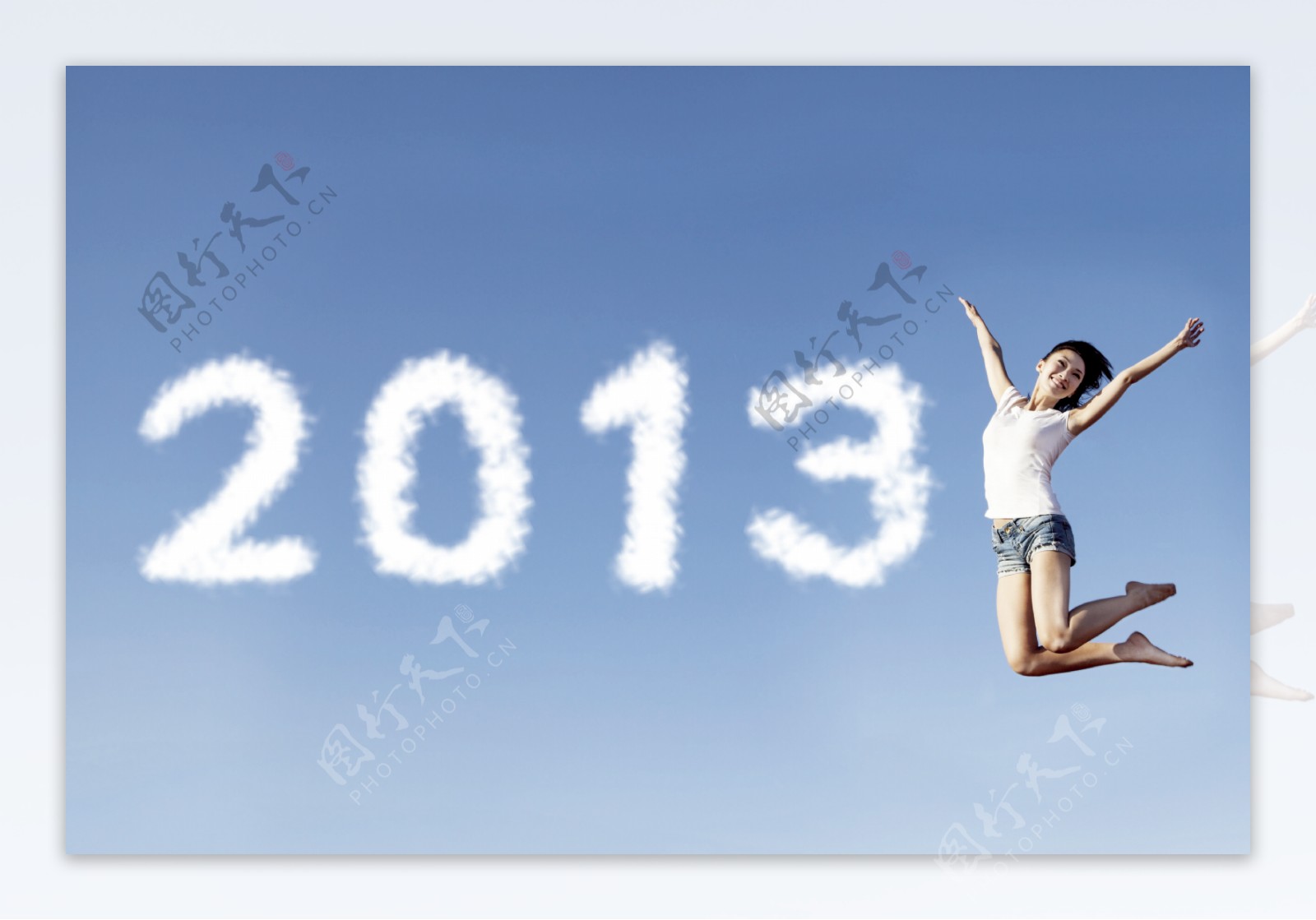 2013云朵艺术字与跳跃的女人图片