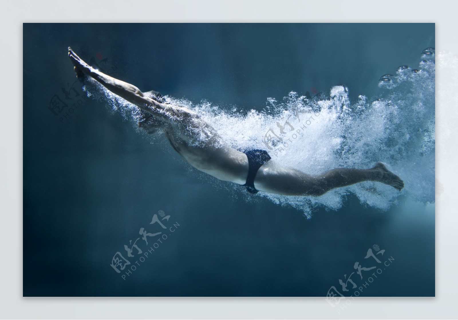 潜水游泳的男子运动员图片