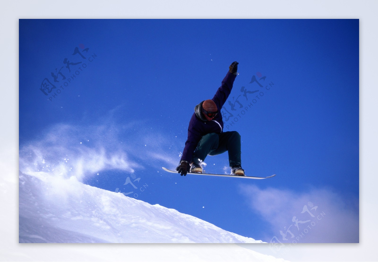 滑雪跳跃起来的人图片