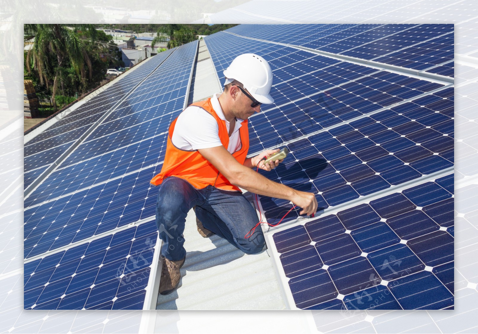 安装太阳能电池板的工人图片