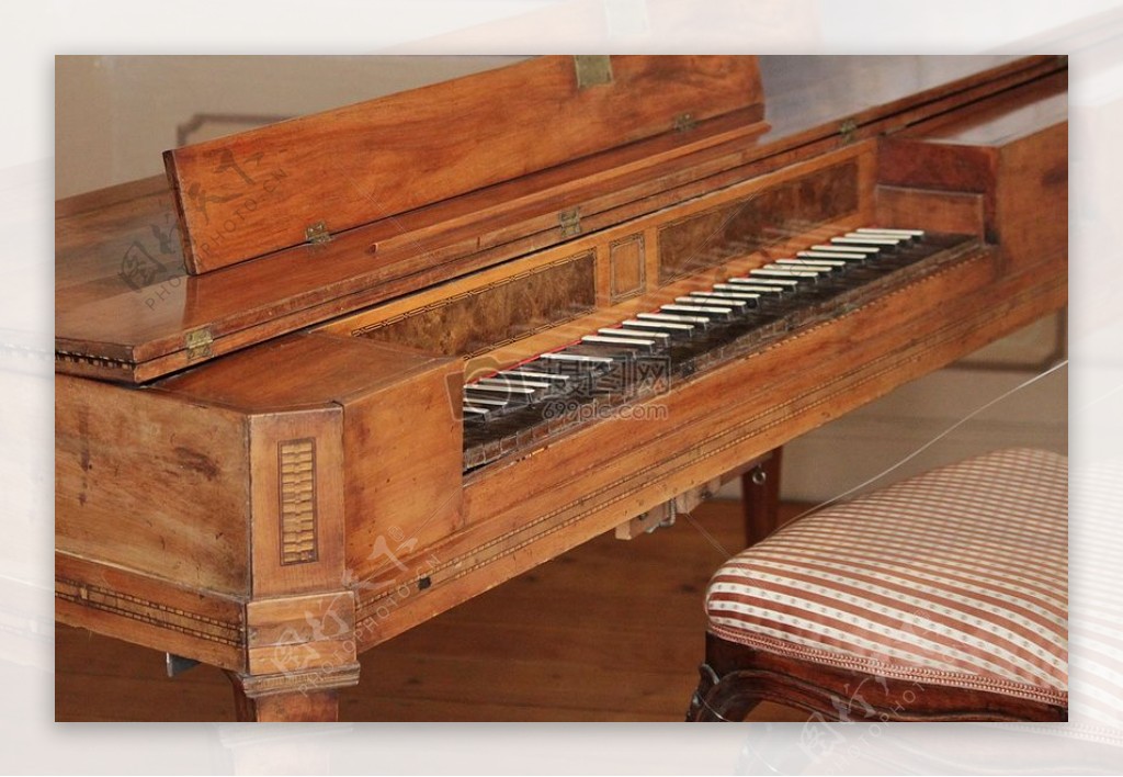 木制的古朴钢琴