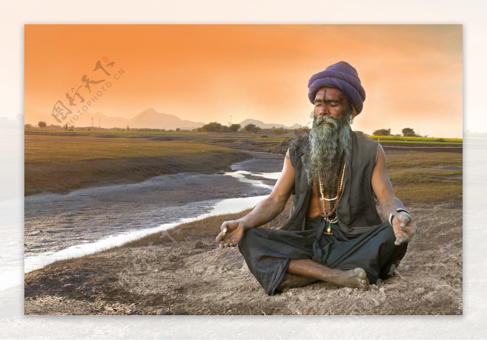 河边的印度教老人图片