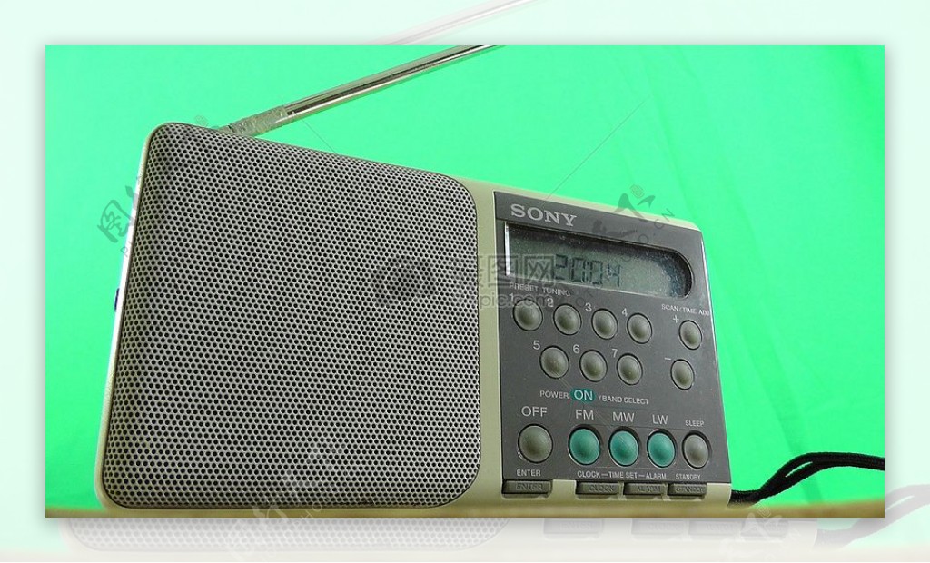 绿色背景下的收音机