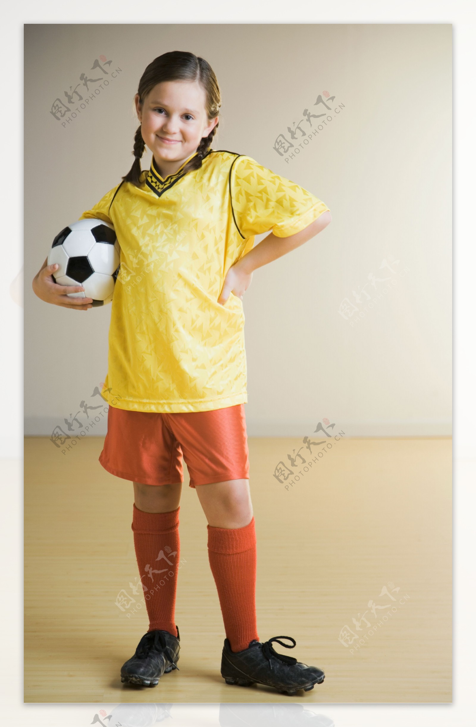 足球与外国小女孩图片