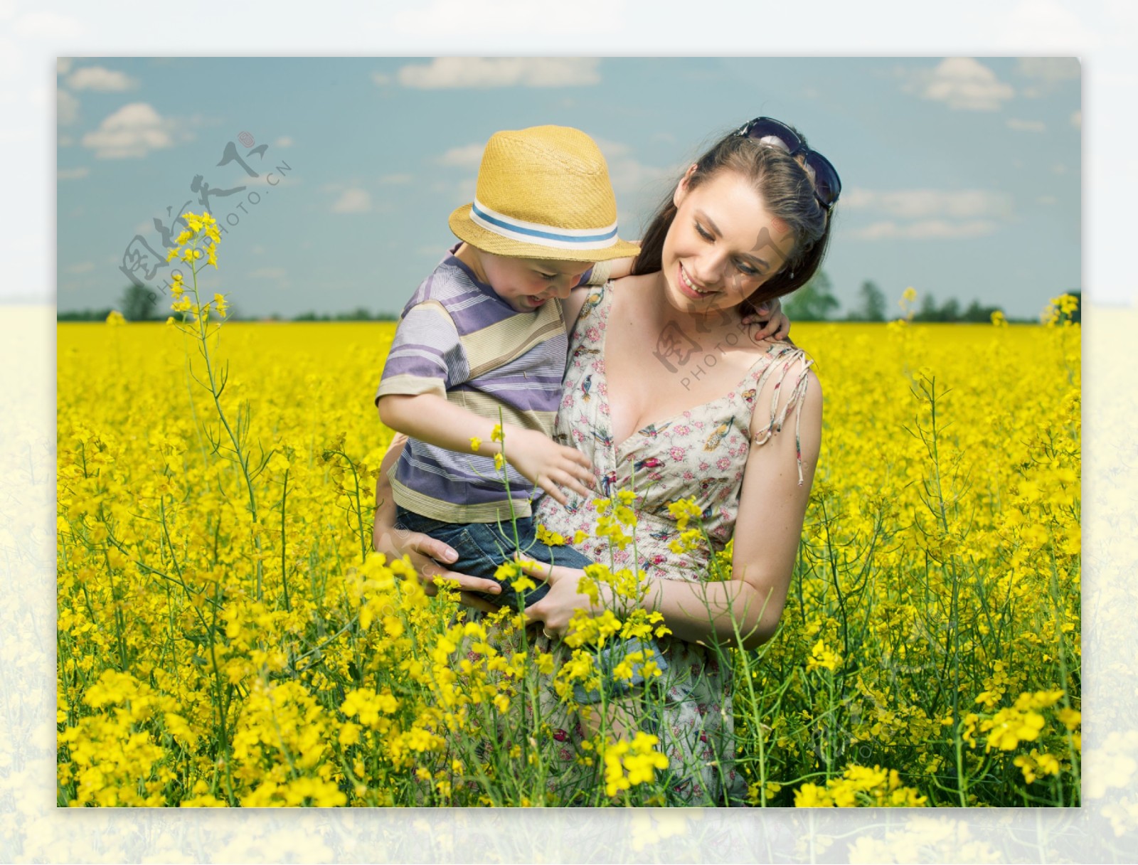 黄色花海里的幸福母子两图片