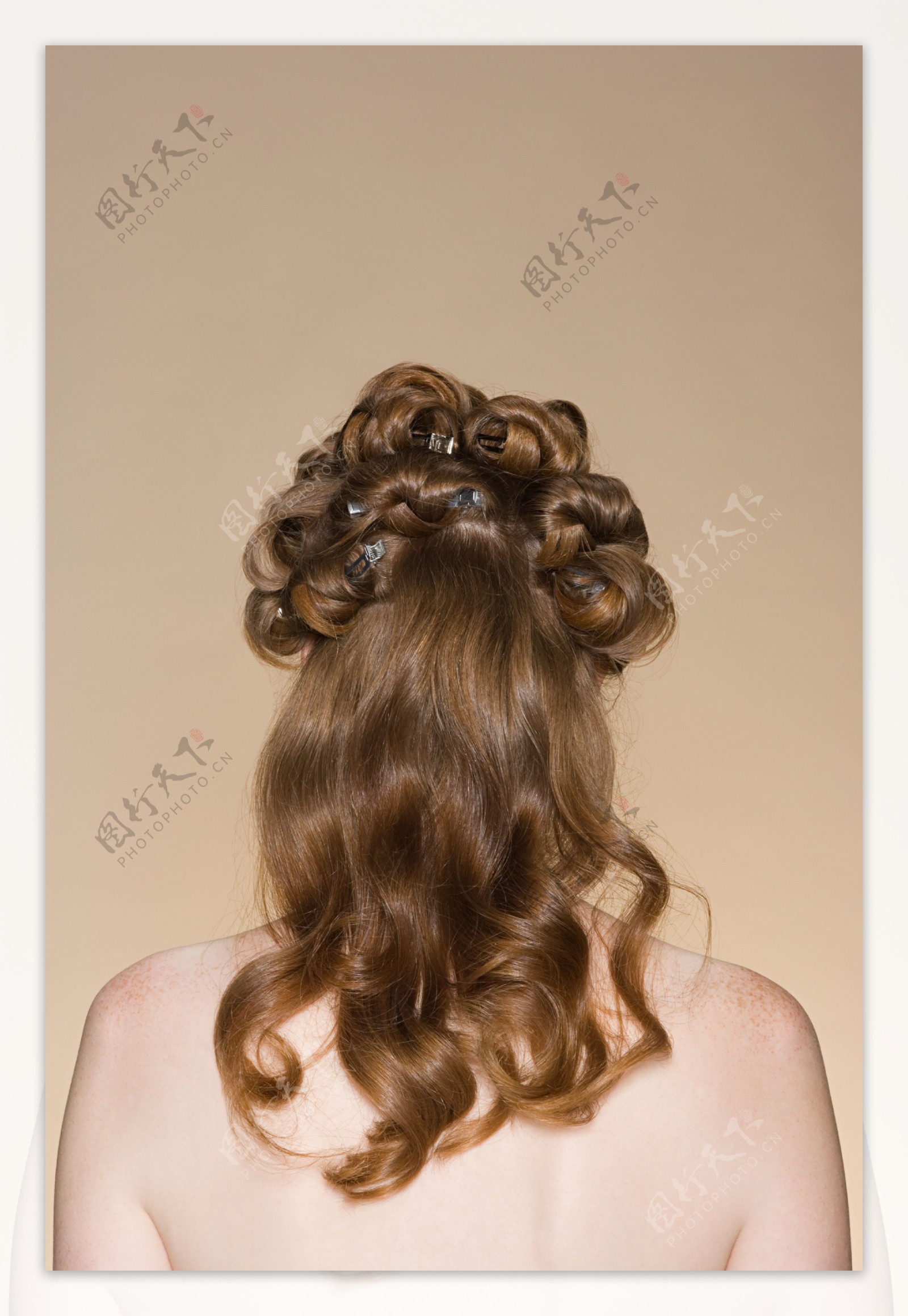 金棕色卷头发女人背影图片