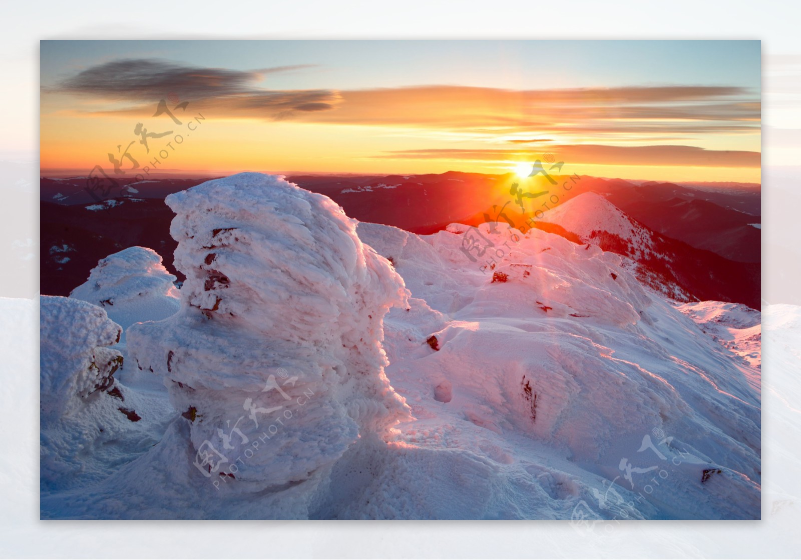 雪山日落景色