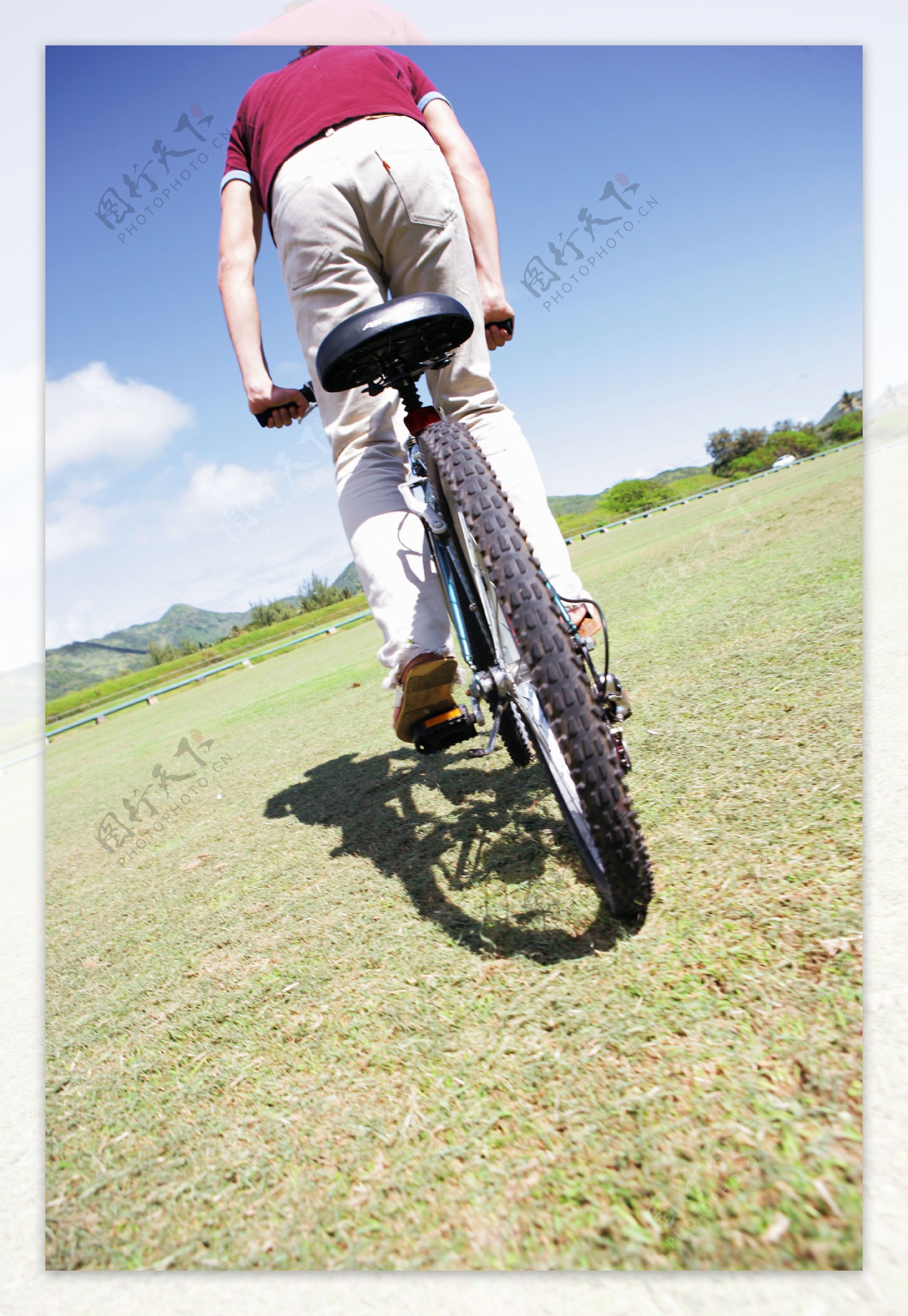 骑自行车的男人背影图片
