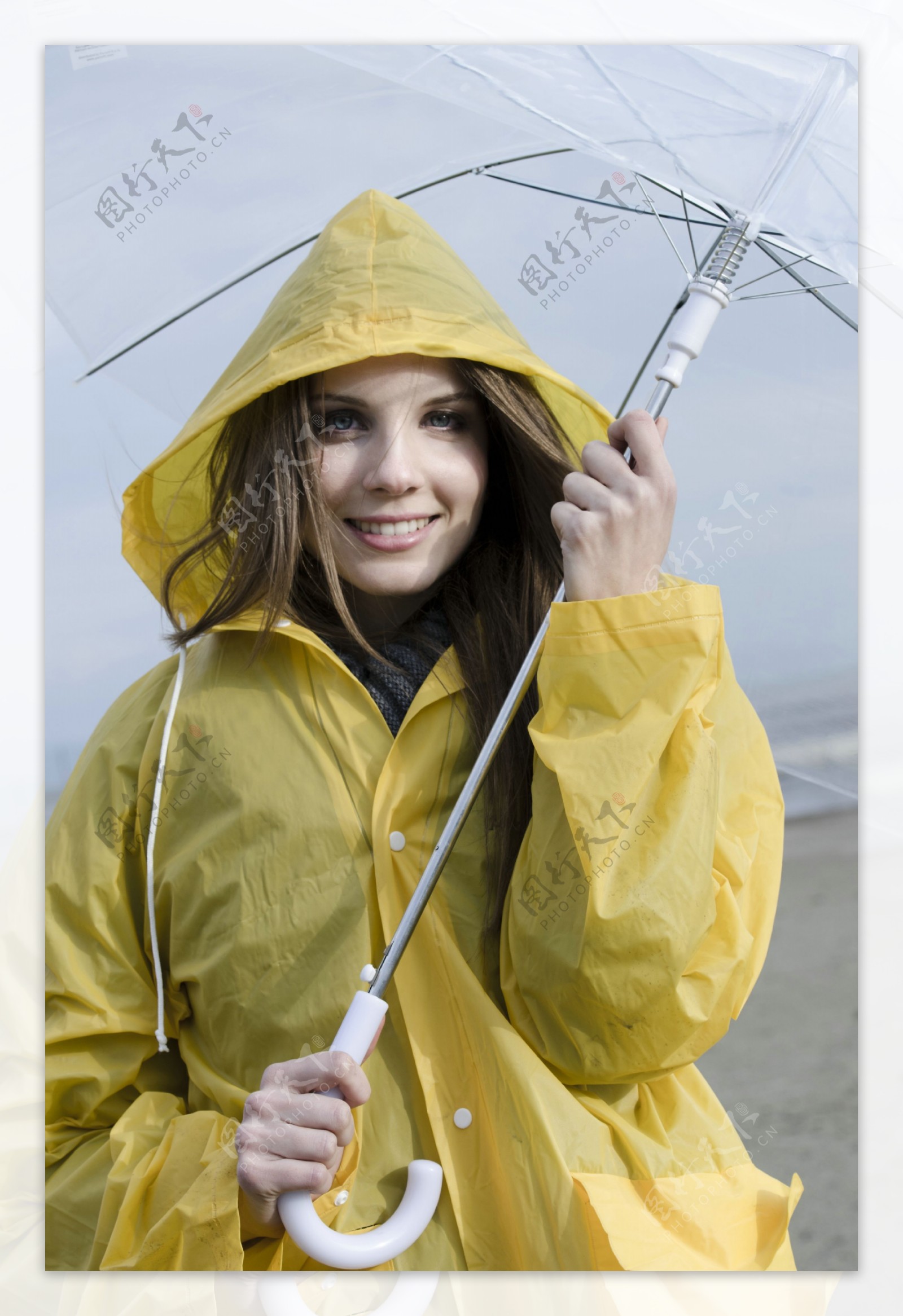 穿雨衣打雨伞的美女图片