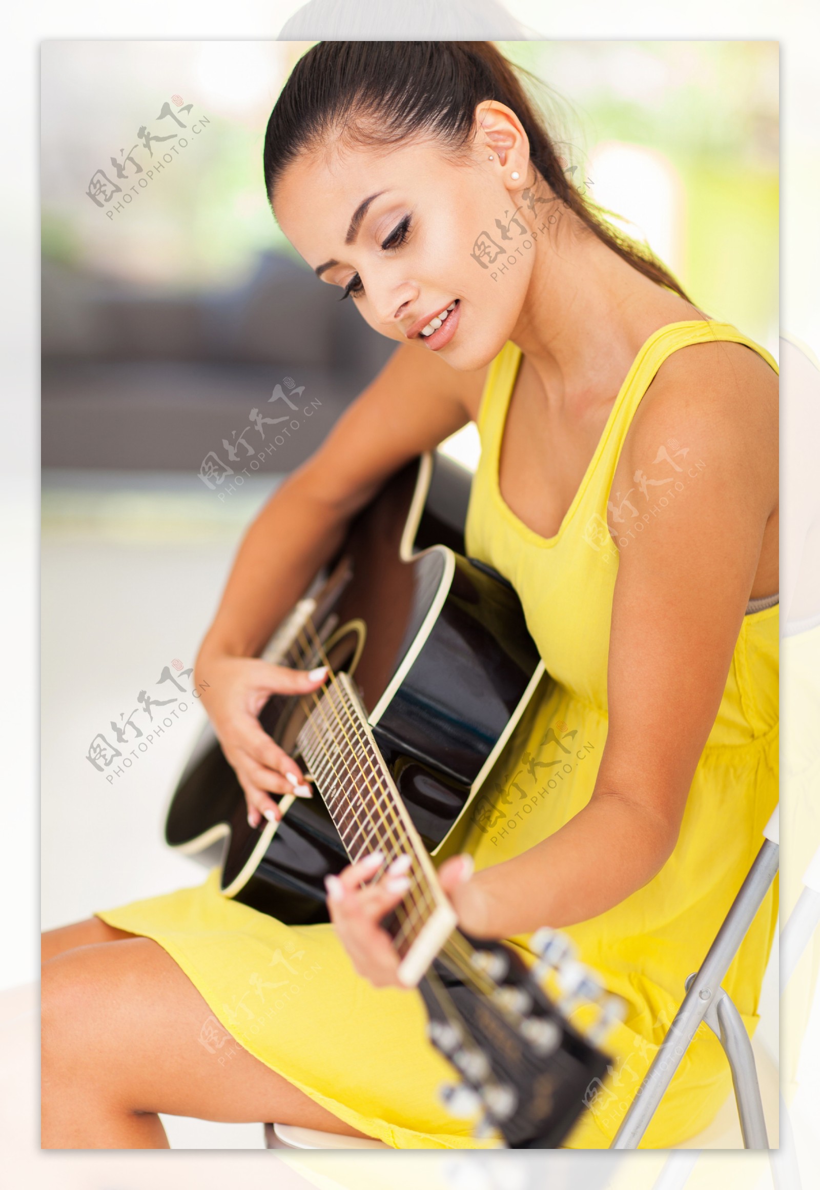 美女弹吉他图片