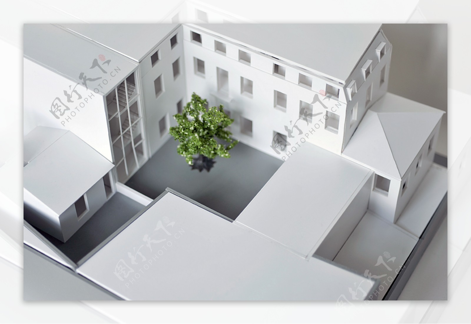 白色房子模型和树木图片